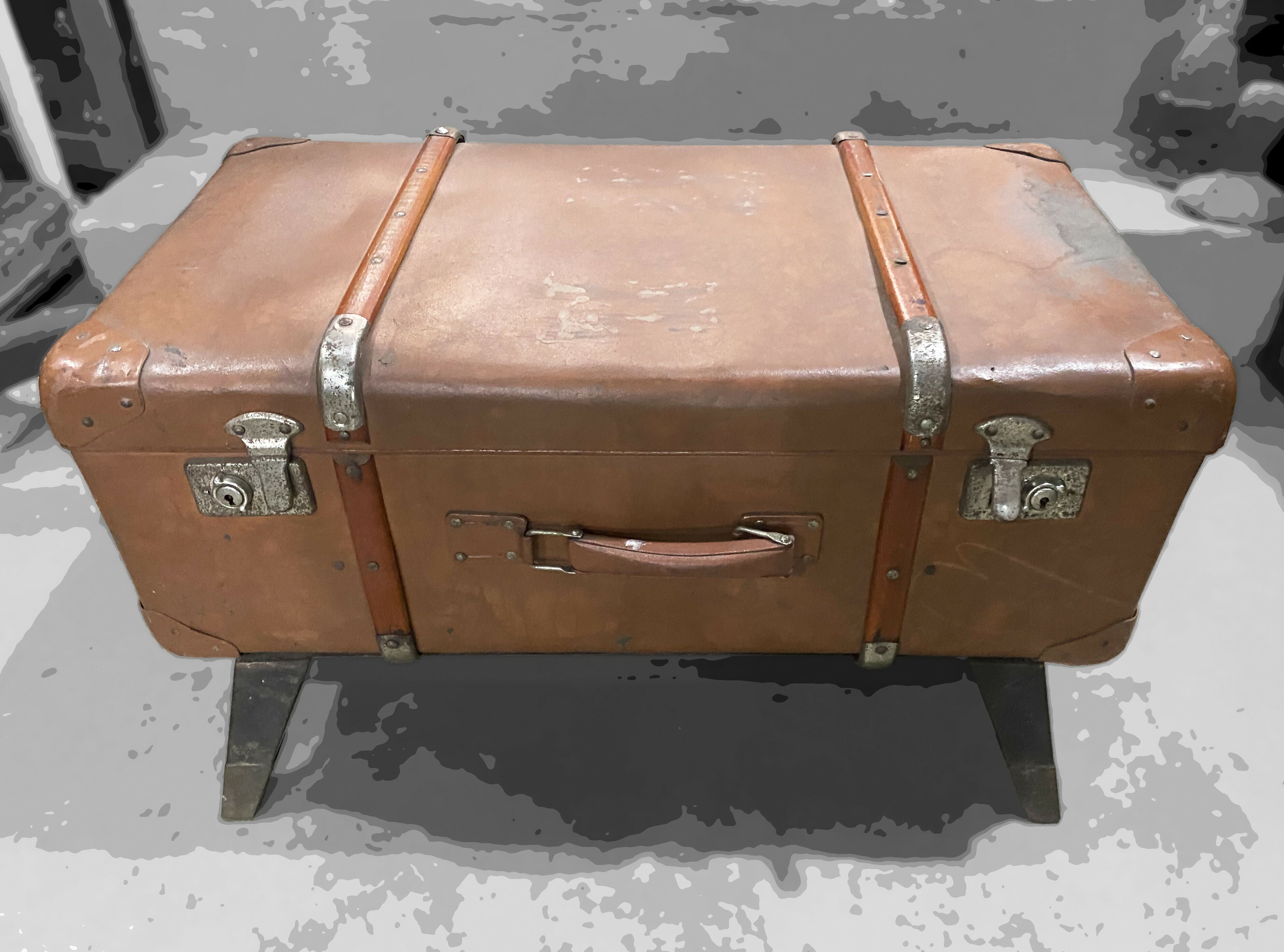 Mesa de centro customizada com baú antigo