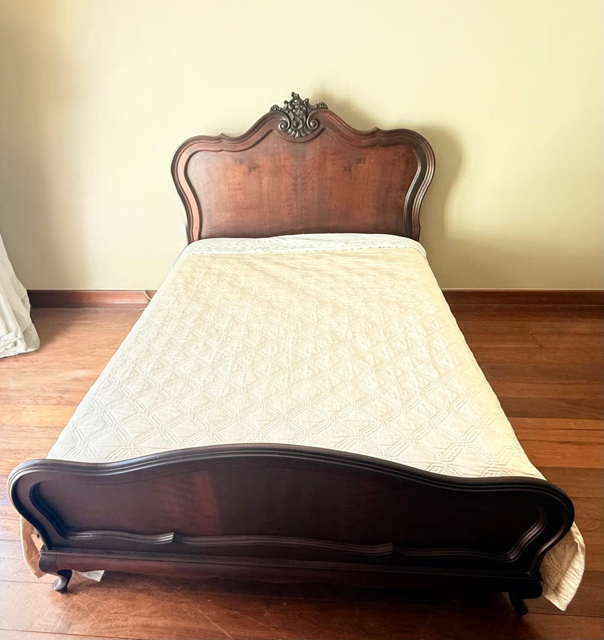 Cama de casal clássica estilo Provençal em madeira maciça escura com entalhes