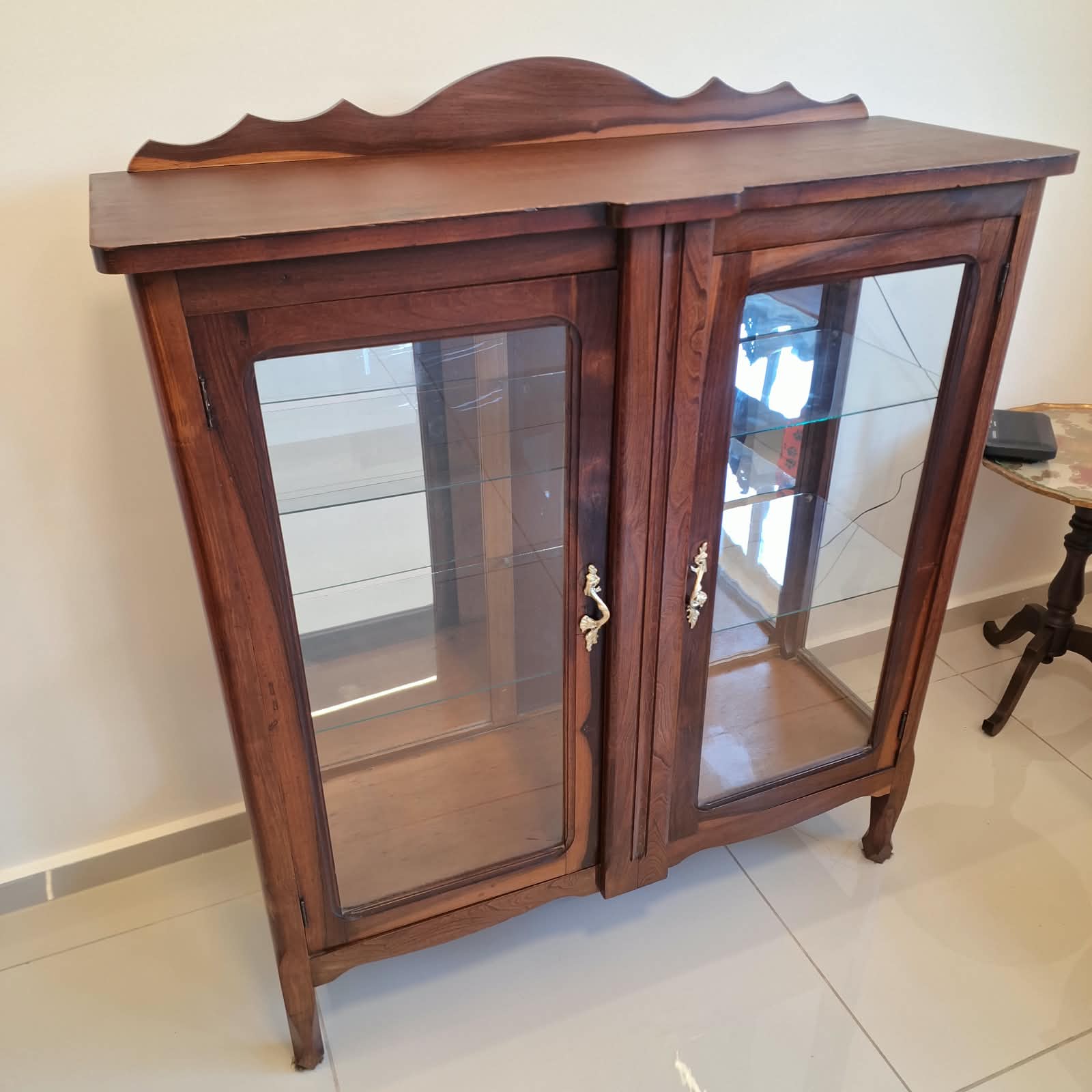 Cristaleira Art Nouveau em Madeira Nobre
