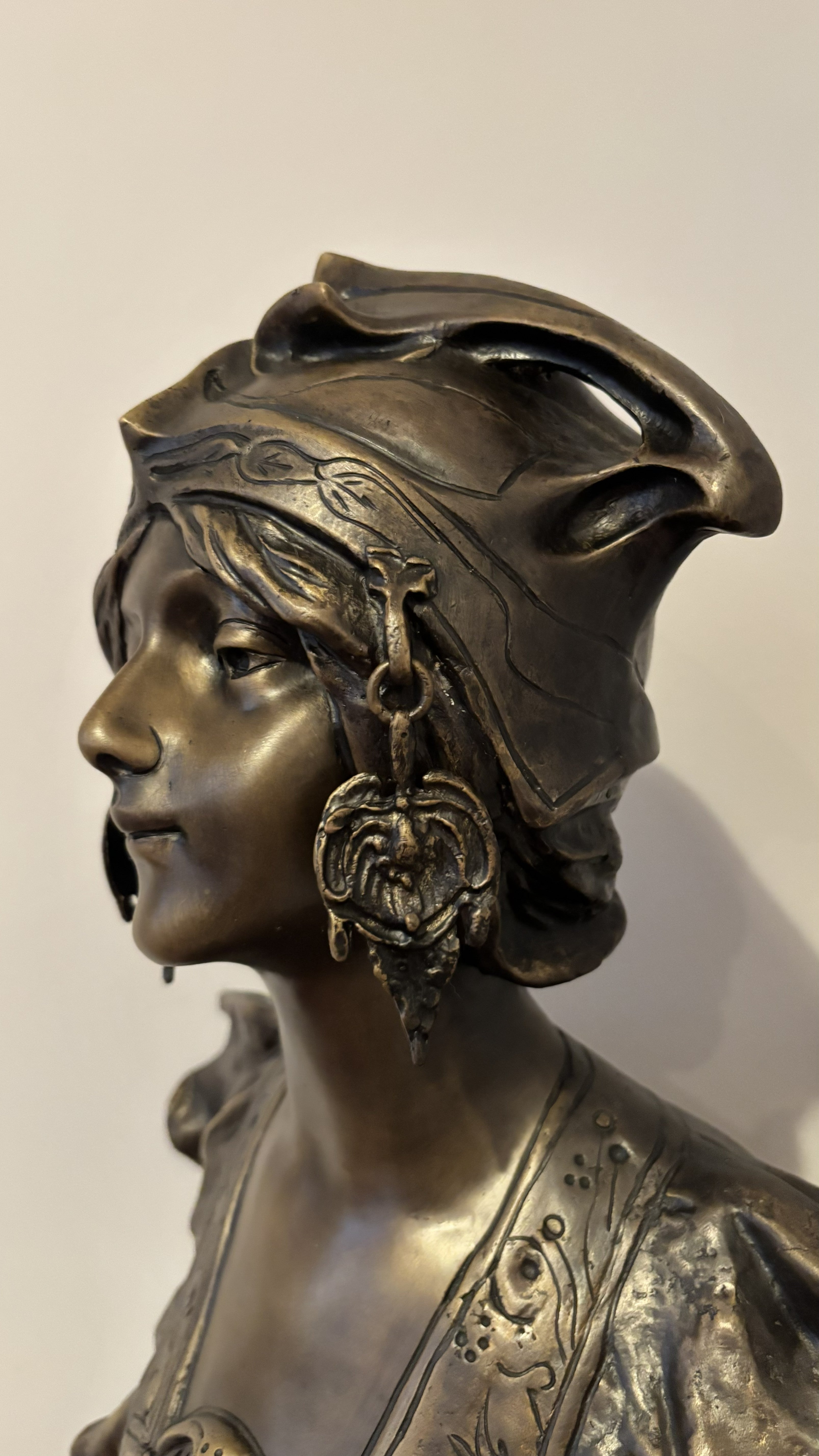Busto Feminino em Bronze com Base de Mármore