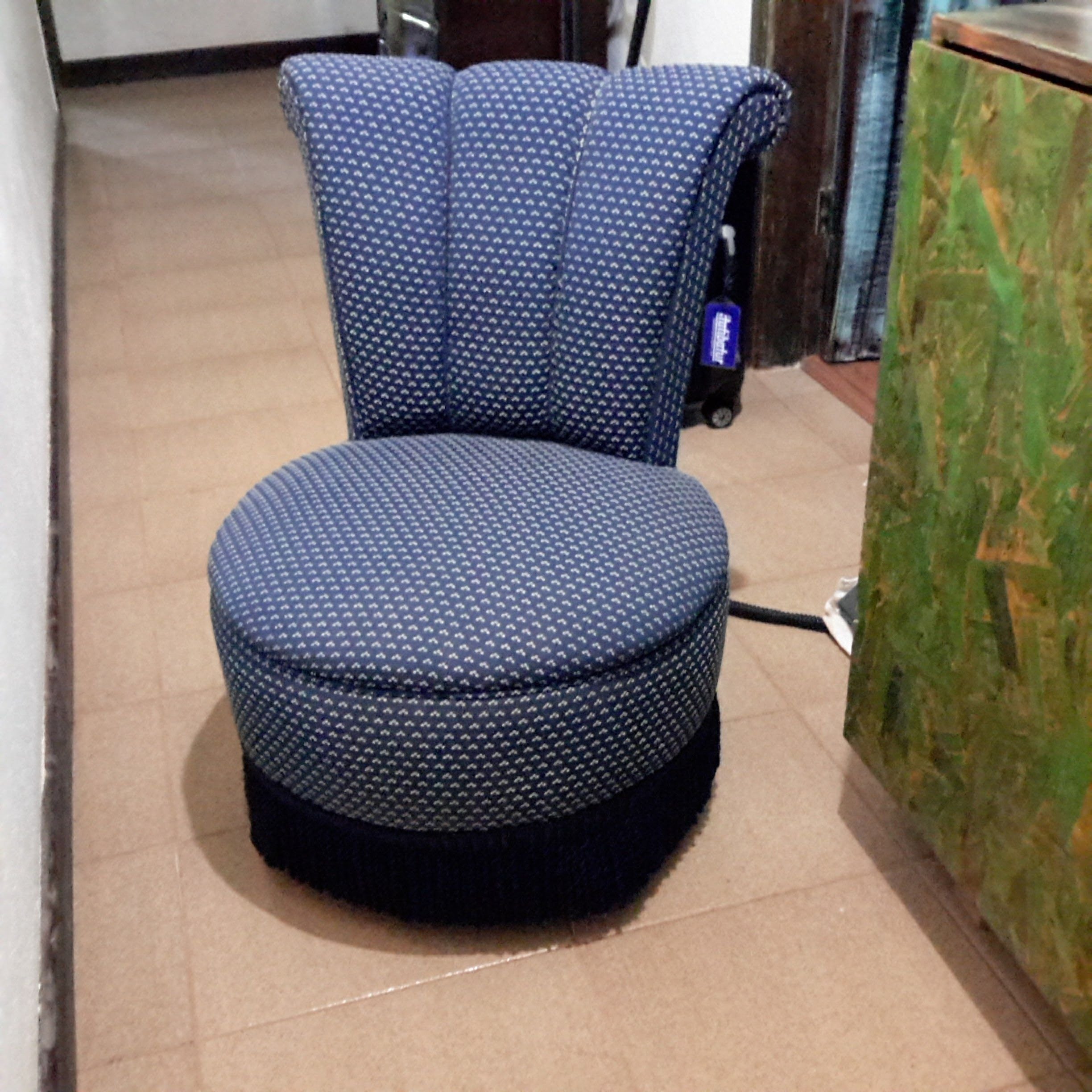 Poltrona Boneca Clássica em estofado azul estampado e franjas 
