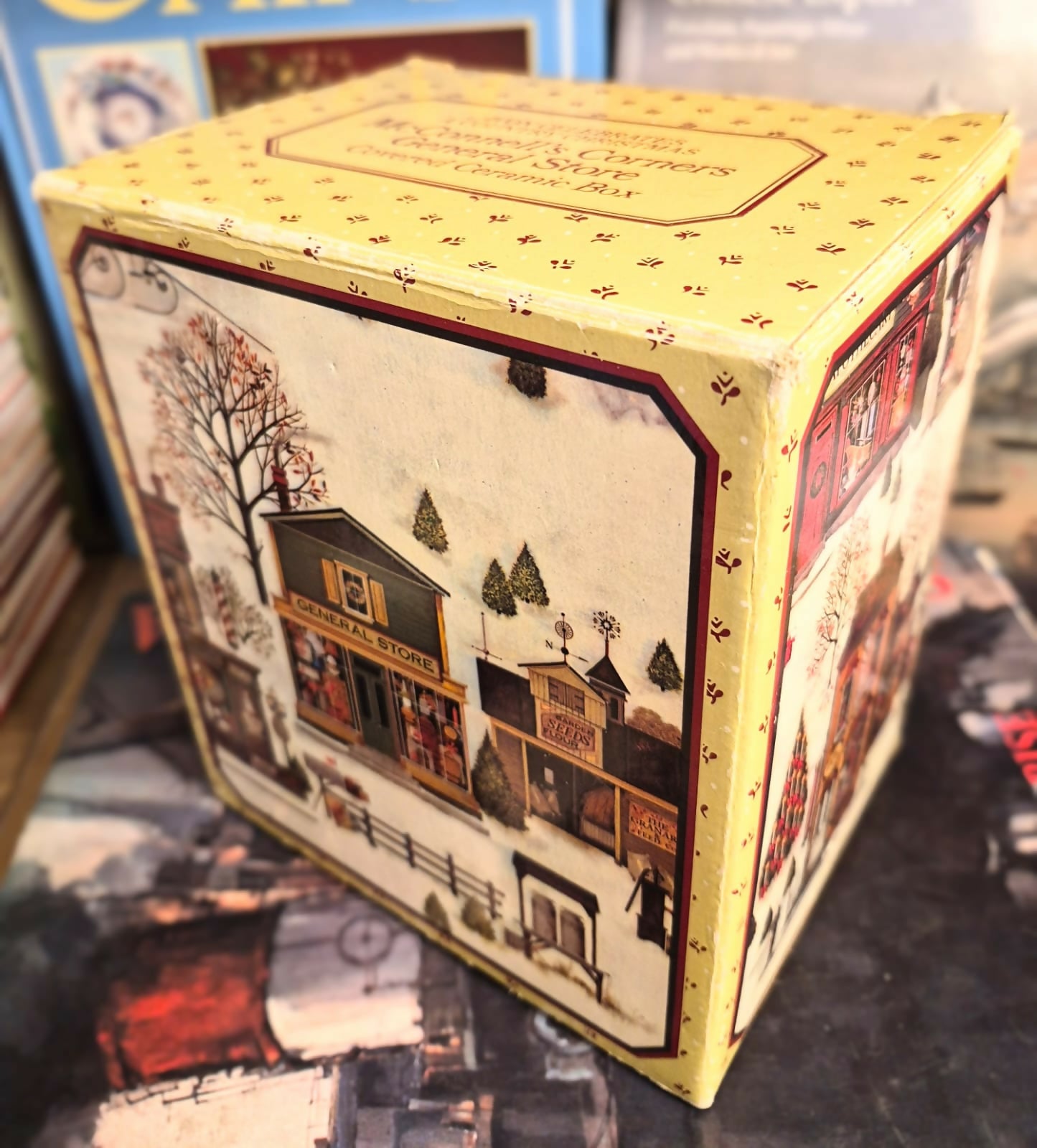 Biscoiteira de cerâmica em formato de casinha " General Store", parte da coleção da Avon Townhouse.