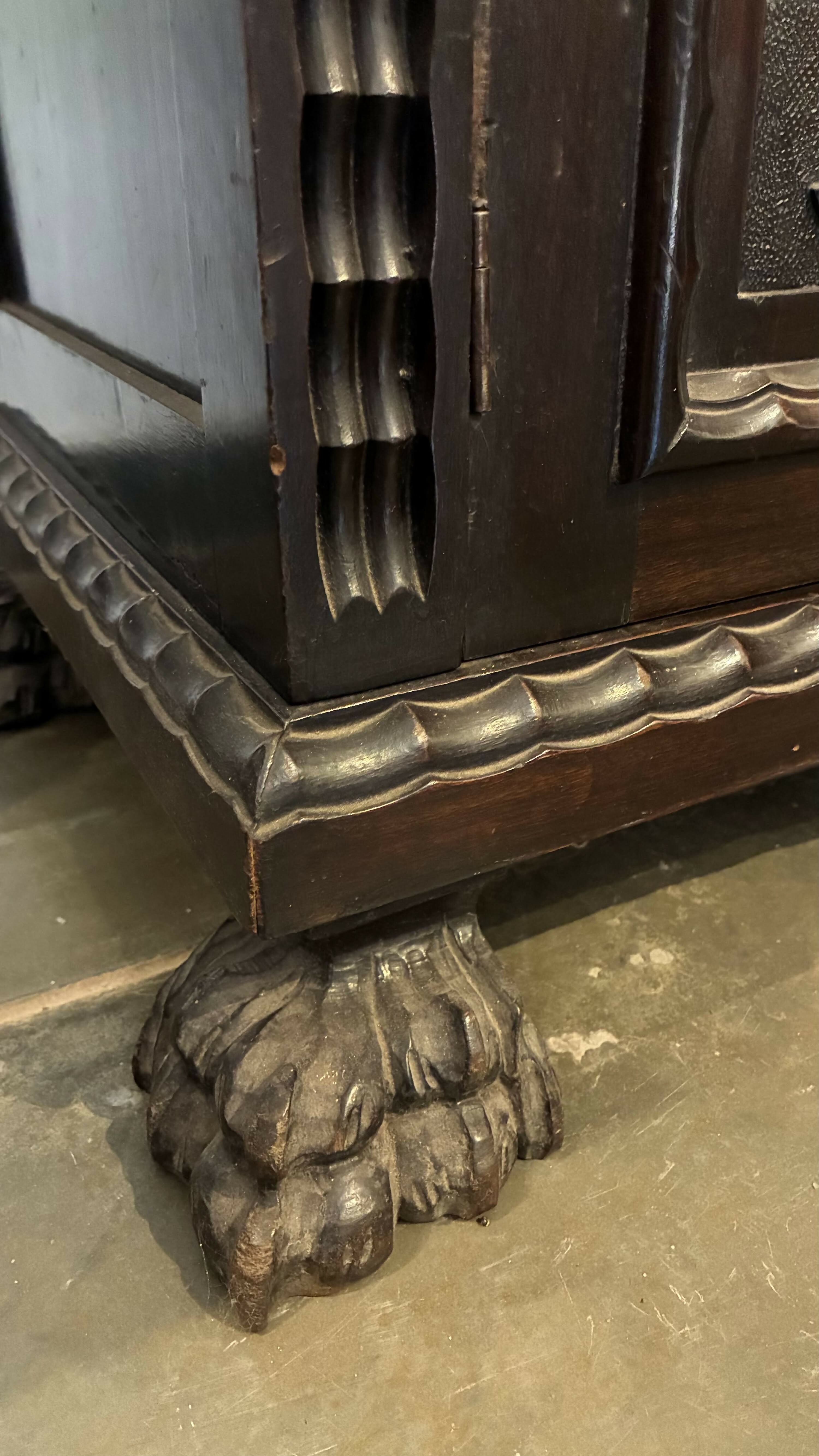 Livreiro Antigo em Madeira