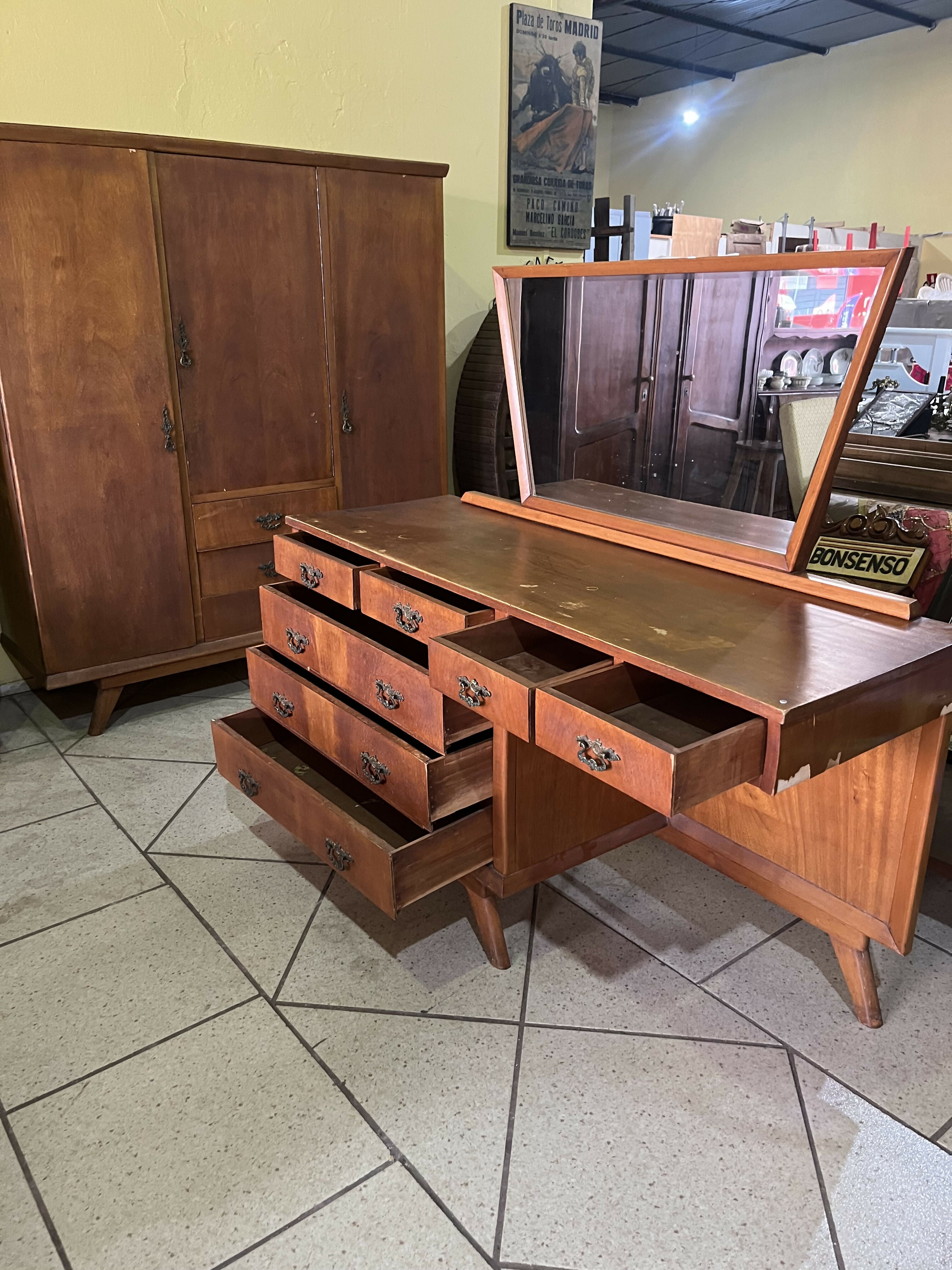 CÔMODA/ESCRIVANINHA/PENTEADEIRA ANOS 50 pés palito (temos o guarda roupas também)