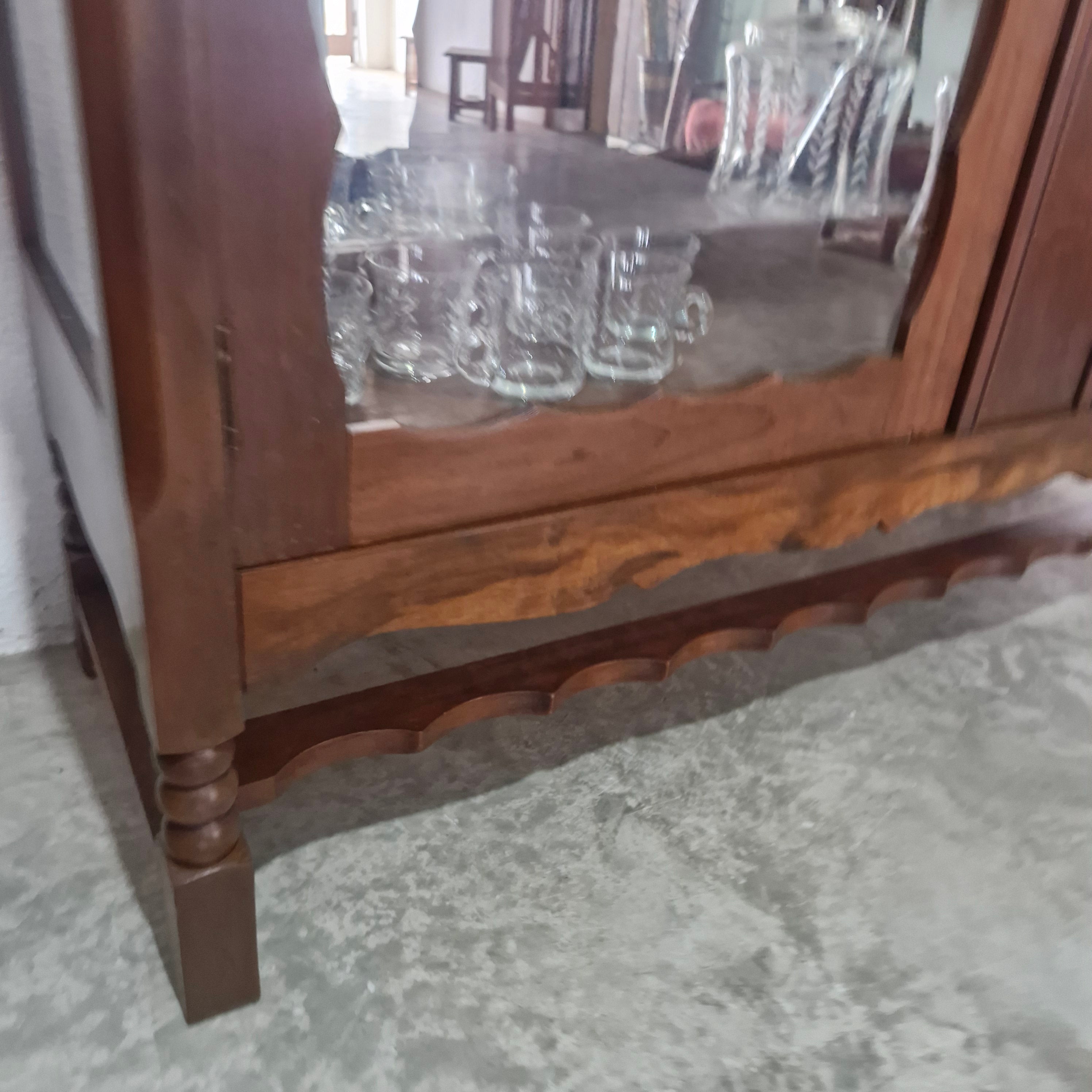Cristaleira Clássica em madeira de lei 