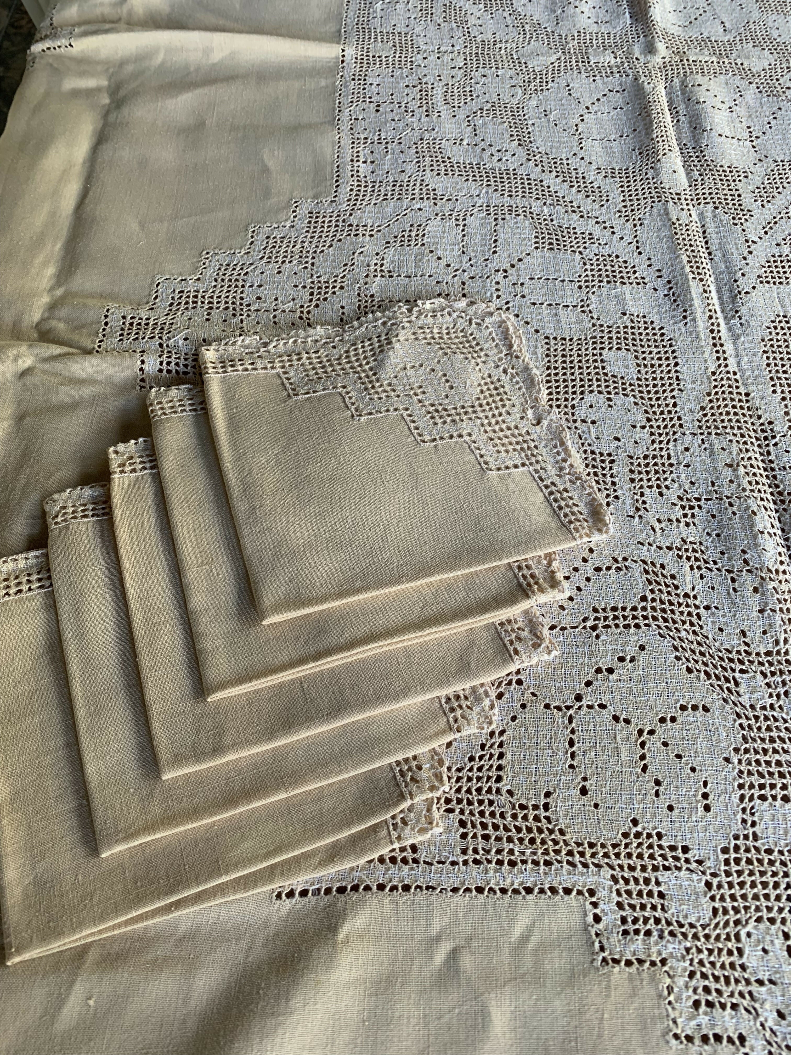 Toalha de mesa em linho bordada com guardanapos