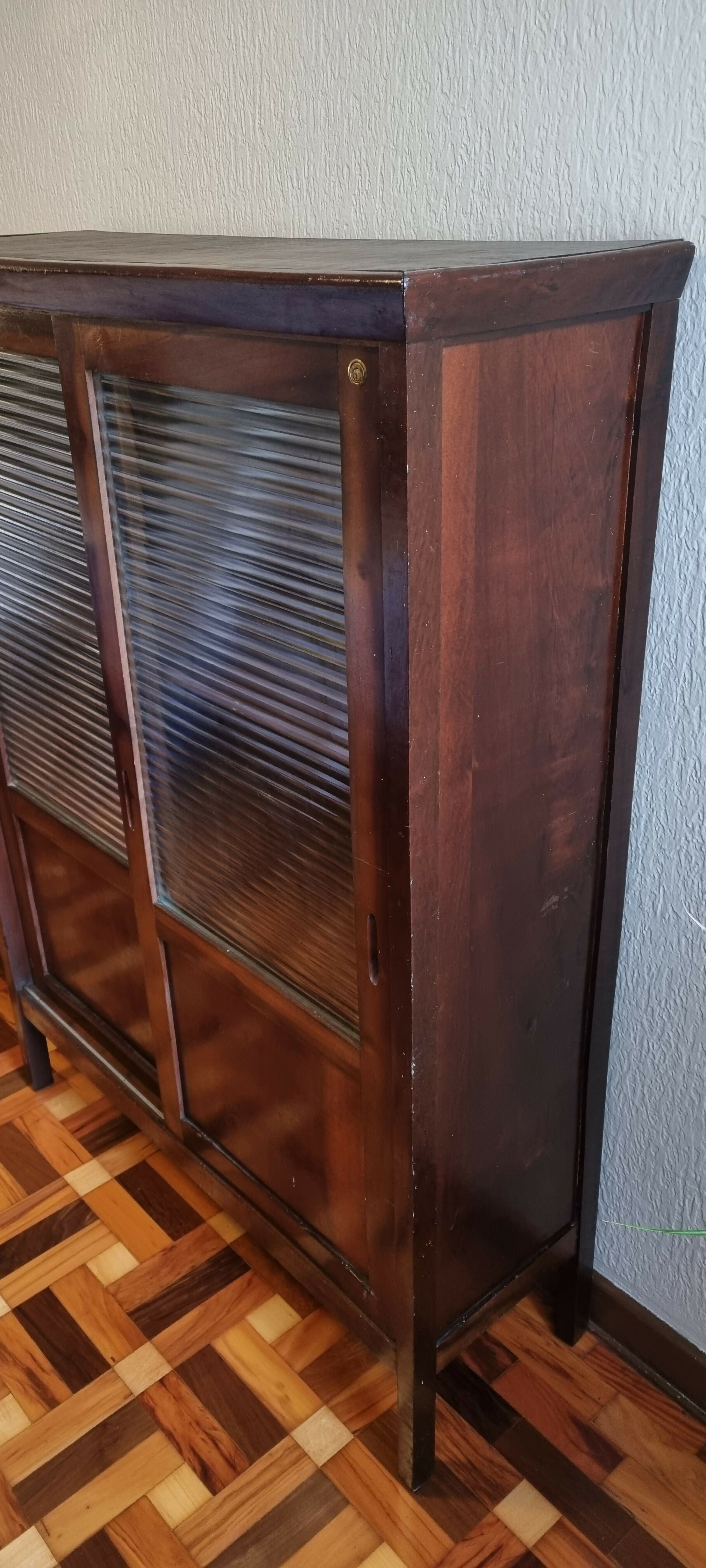 Livreiro Tipo Miele com vidro canelado