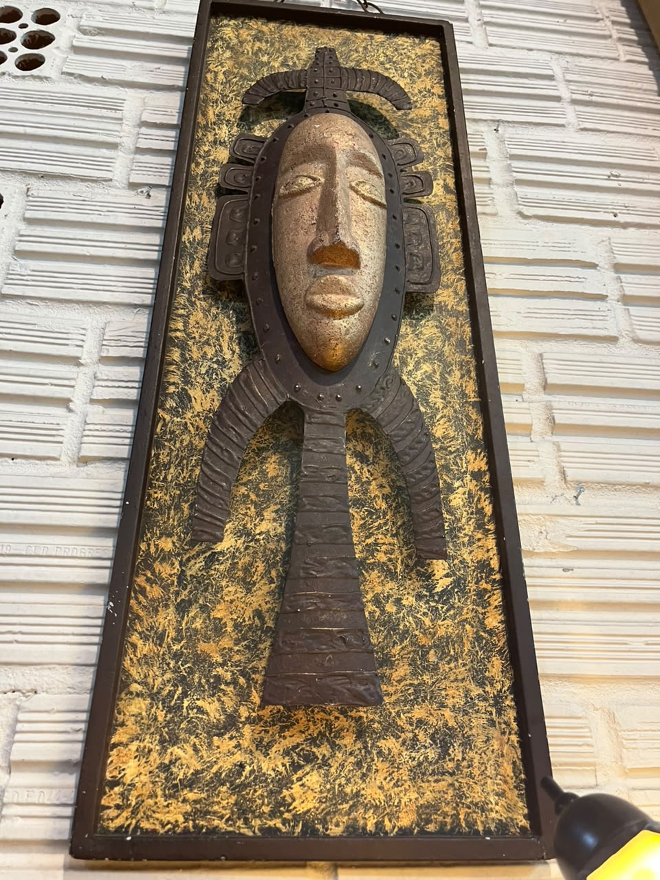 Quadro Decorativo com Máscara de Inspiração Africana em Alto-Relevo – 85,5 x 30 cm