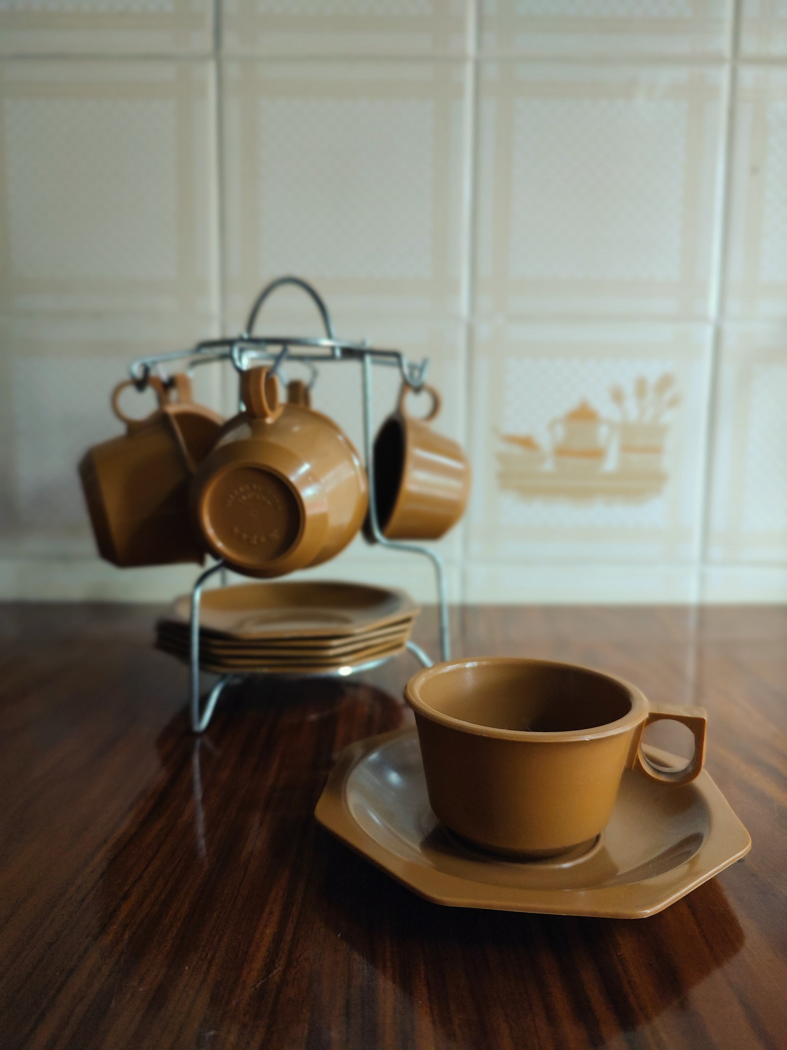 Simpático e antigo conjunto de café Mopex em plástico rijo marrom com suporte em metal