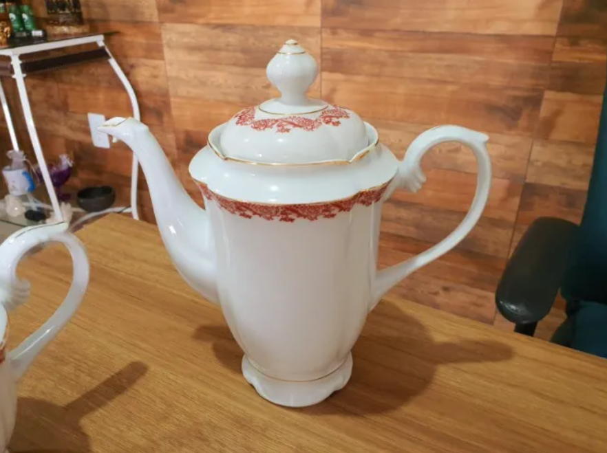 Conjunto de Bules de Porcelanas com detalhe dourados e desenhos em vermelho 