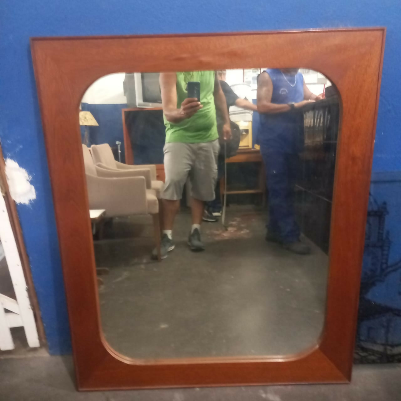 Espelho retangular com borda arredondada com moldura em madeira