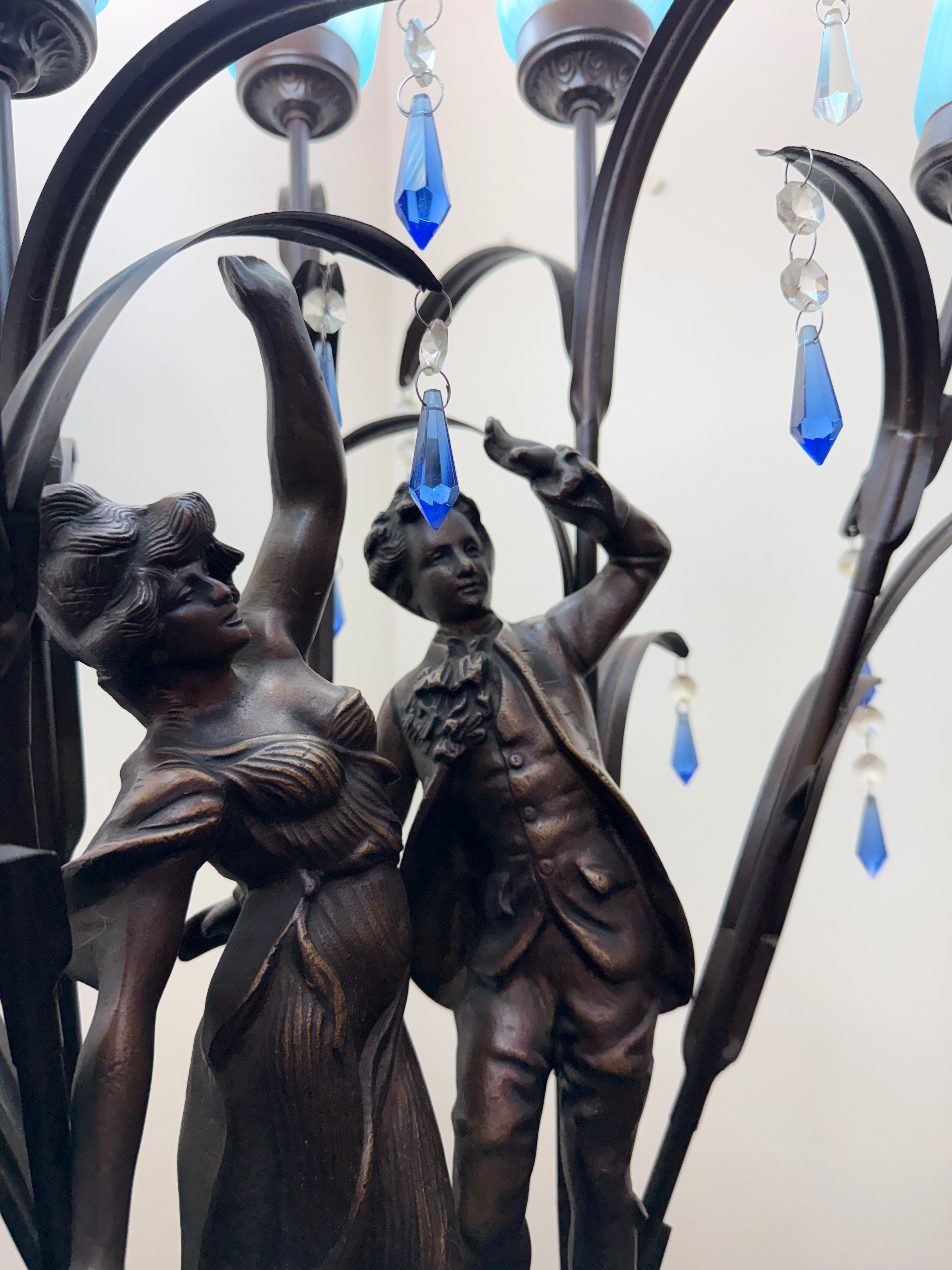 Belissima Luminaria em Petit Bronze com escultura representando casal na chuva com cúpulas azuis e pingentes de cristal