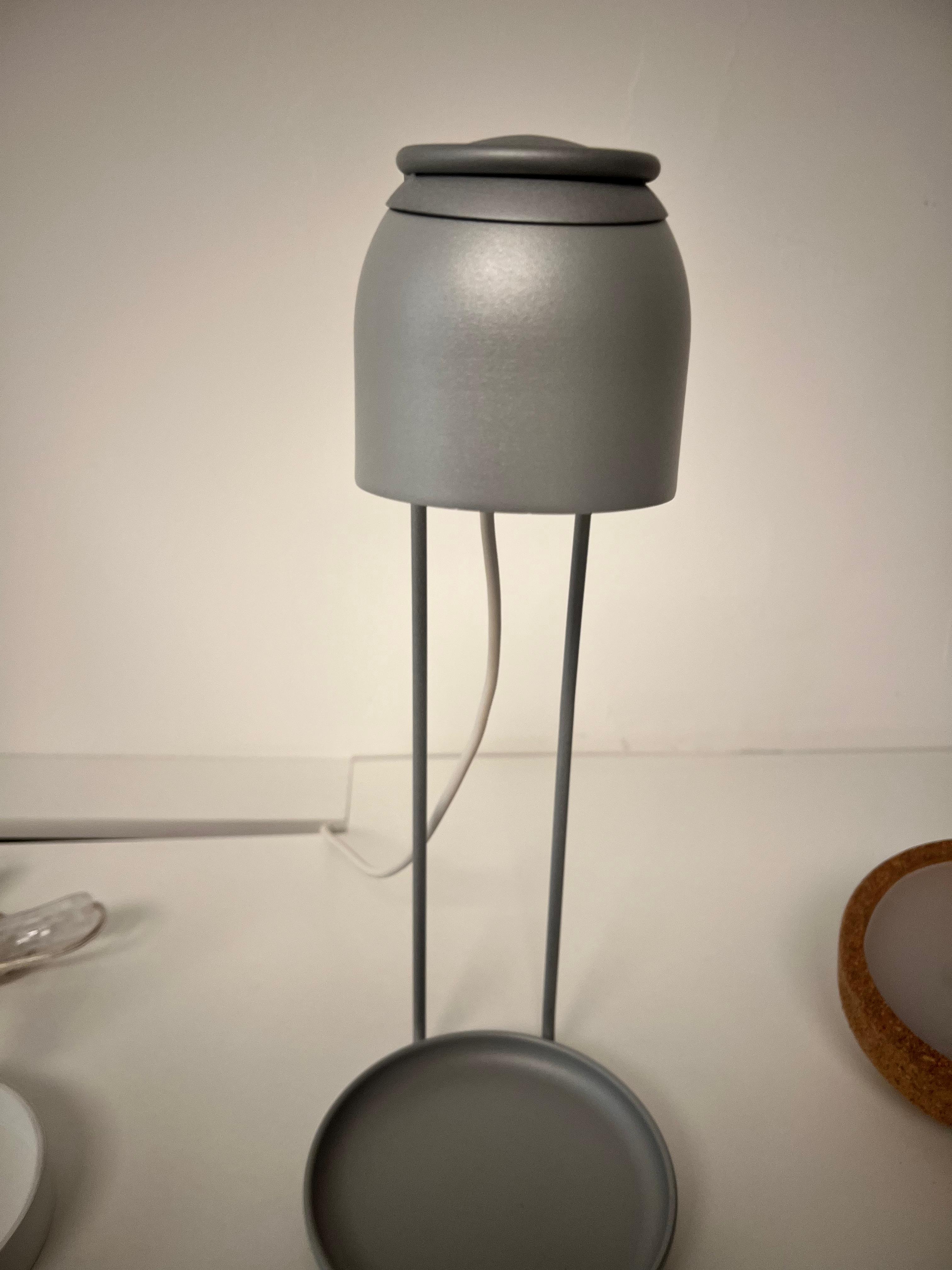 Luminária Nido de Mesa LUXION em aço 