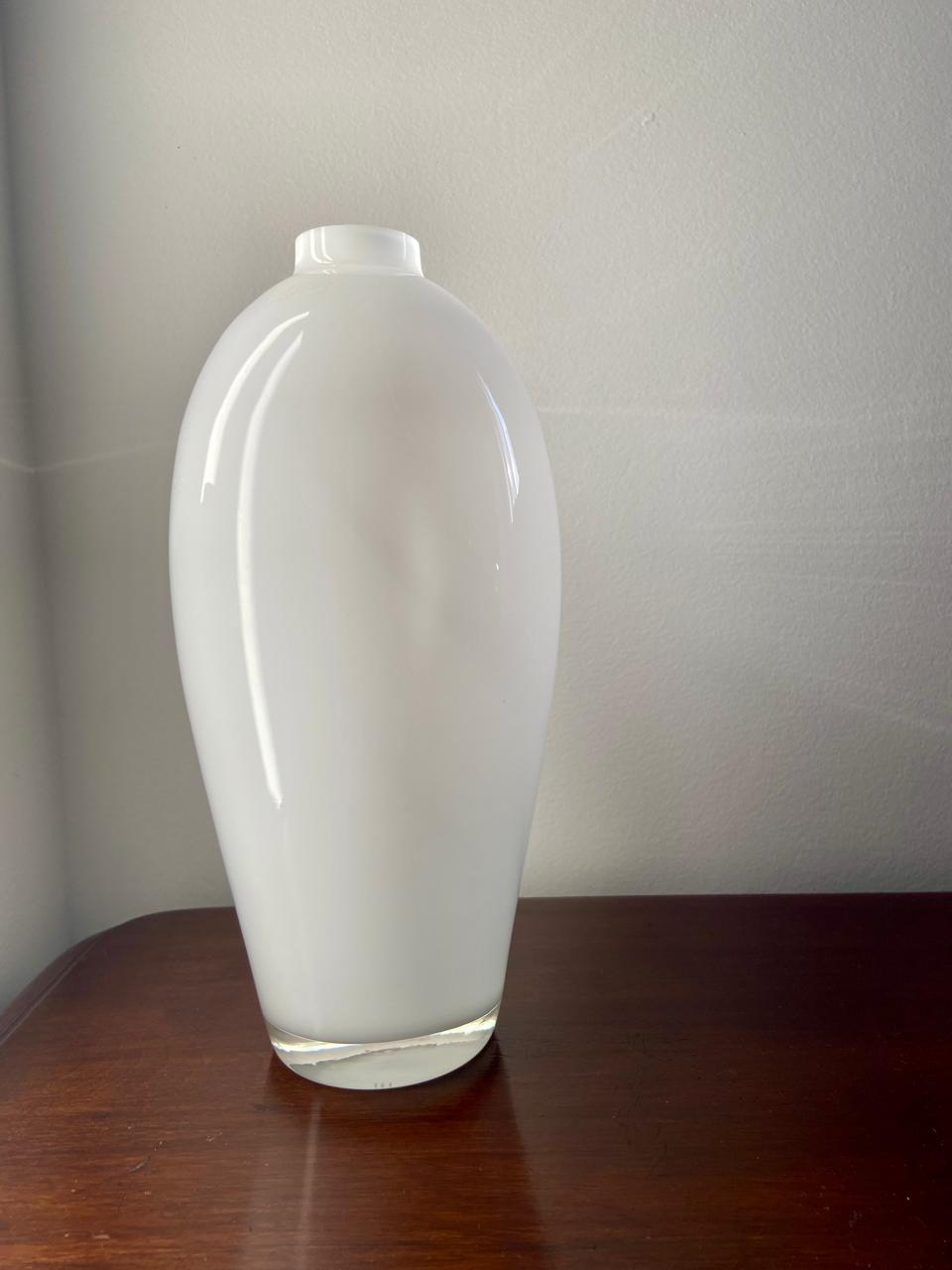 Vaso italiano IVV em vidro leitoso — 27 cm (DMCPS_265)