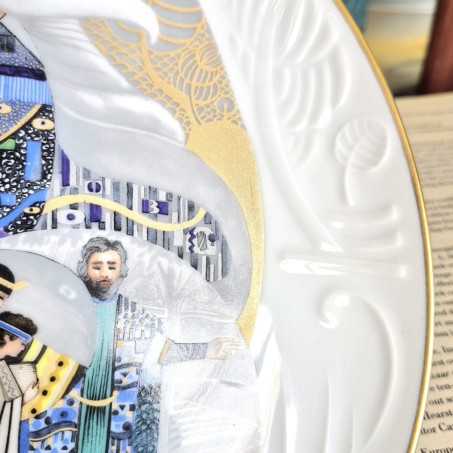 Prato decorativo em porcelana estadounidense Knowles, coleção: The Biblical Mothers Series, com estilo de Eve Licea que combina textura diferentes e ouro. Modelo "Sarah and Isaac". Raríssimo.