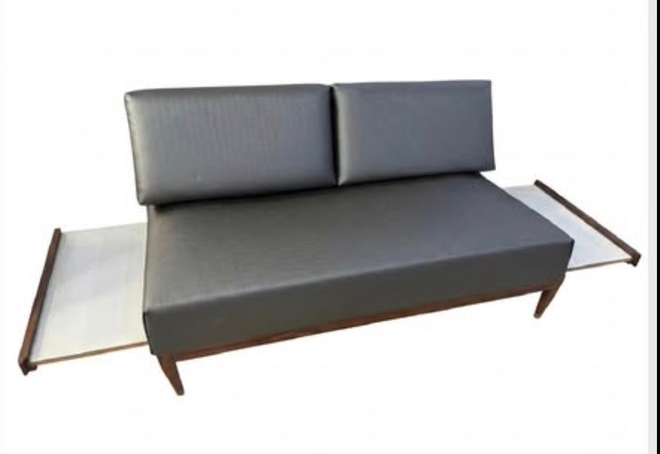 Relíquia do Design Brasileiro: Sofá-Cama Gelli (Anos 60) em Jacarandá Restaurado