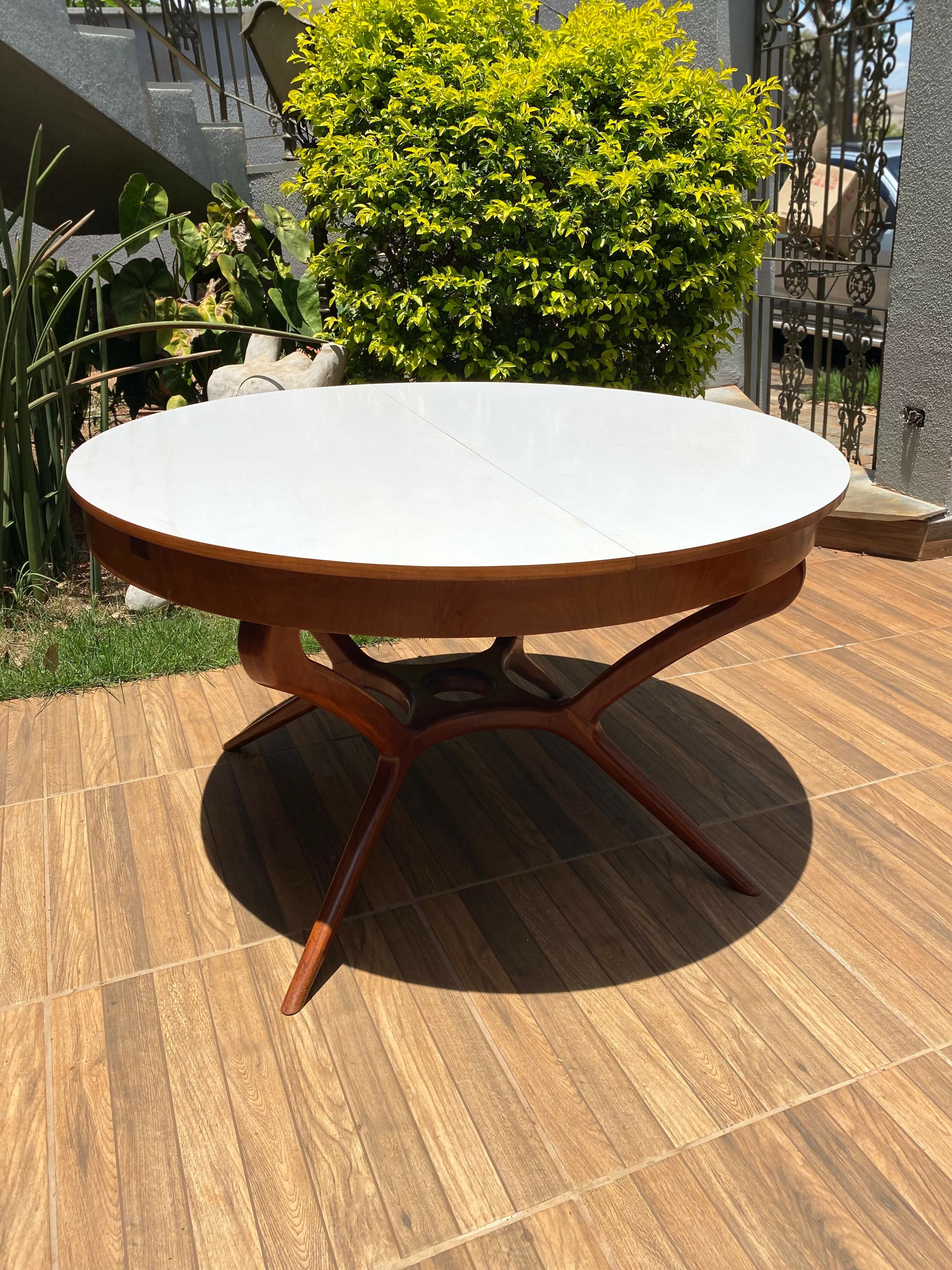 Mesa de jantar redonda - Design anos 60