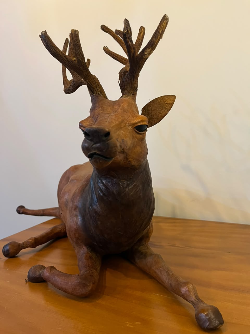 Escultura decorativa de cervo em couro — 46 cm