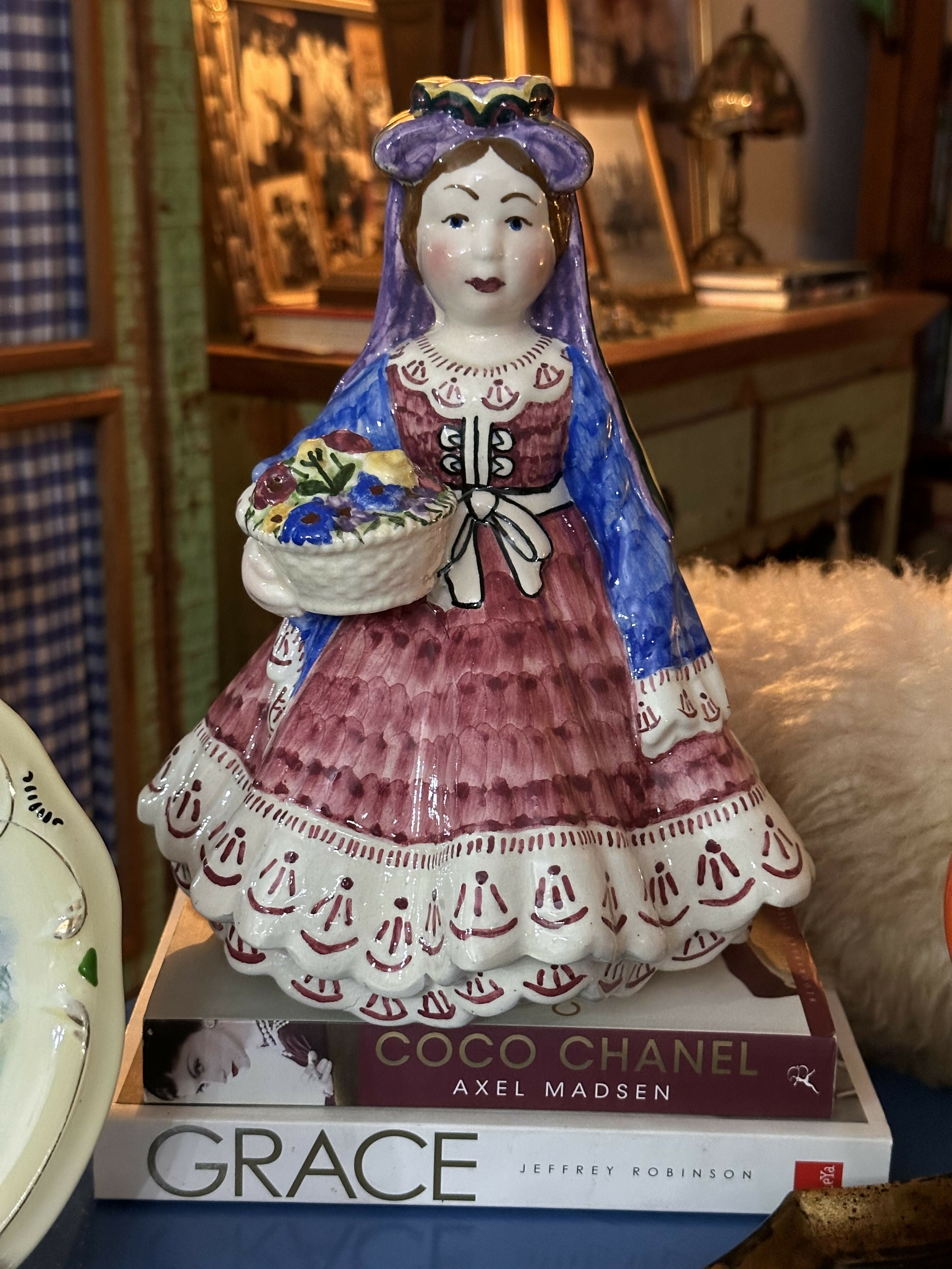 Maravilhosa estatueta antiga em faiança portuguesa mulher camponesa florista - peça pintada à mão