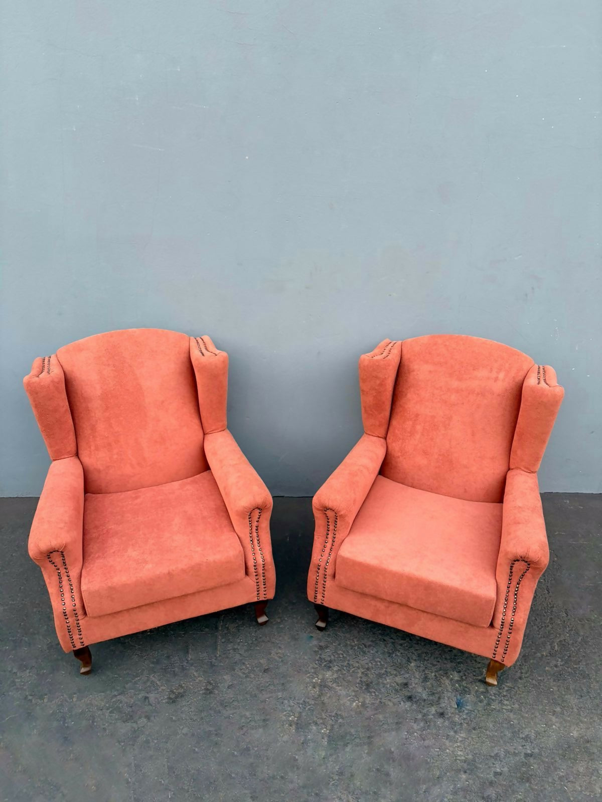 Par de Poltronas Berger – Elegância Clássica com Conforto Renovado