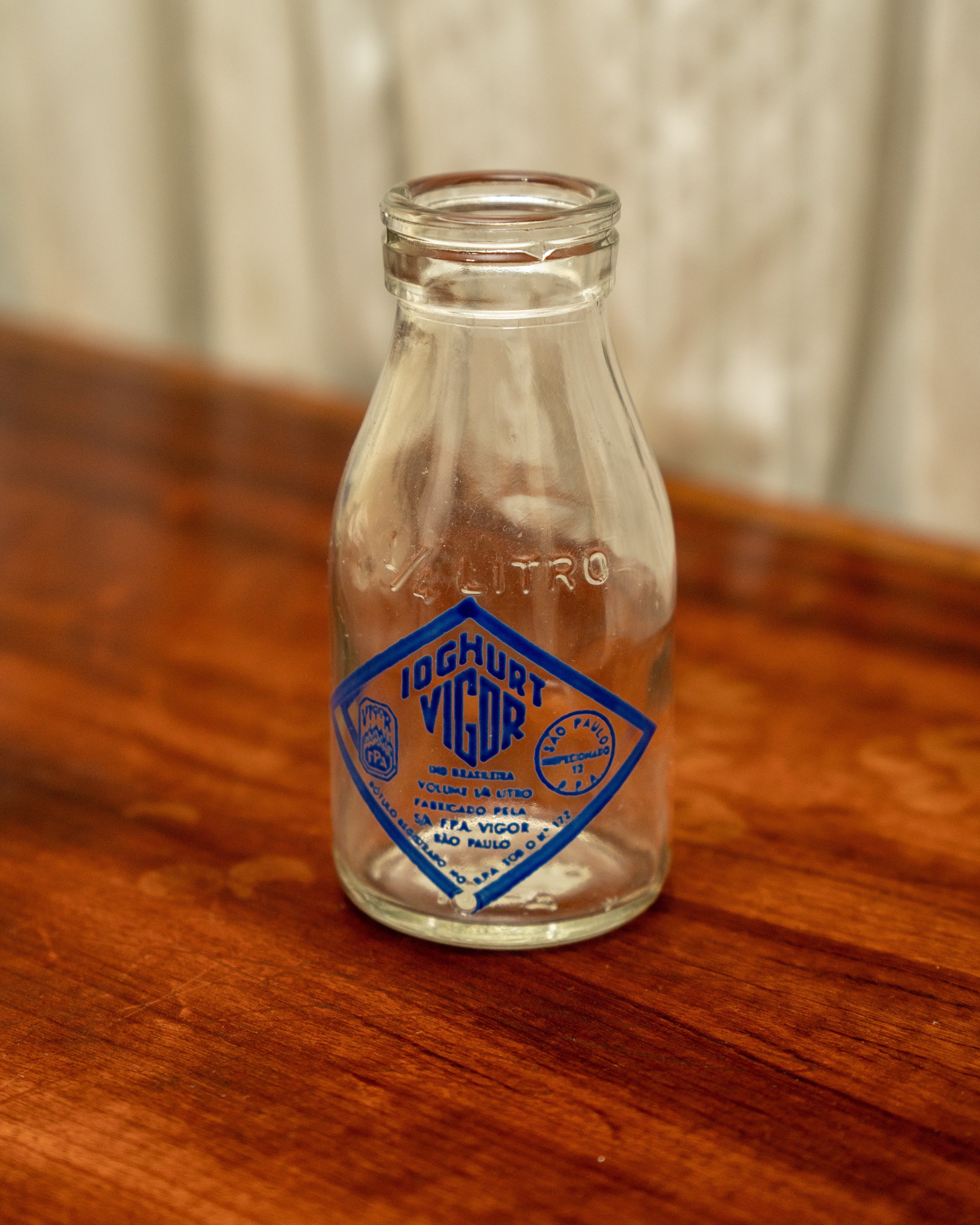 Trio de garrafas de leite vintage com rótulo impresso em azul 