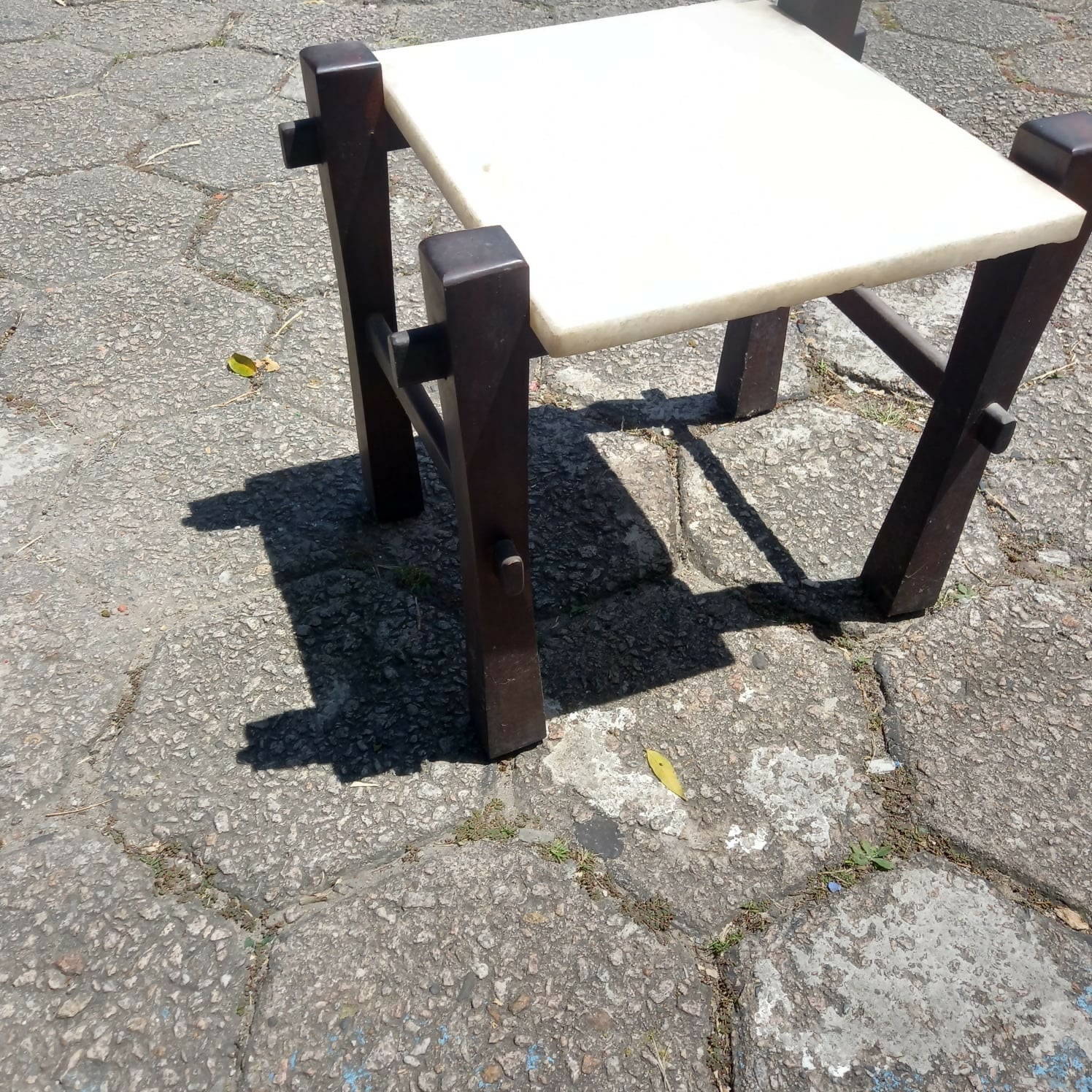 Mesa auxiliar em madeira e mármore