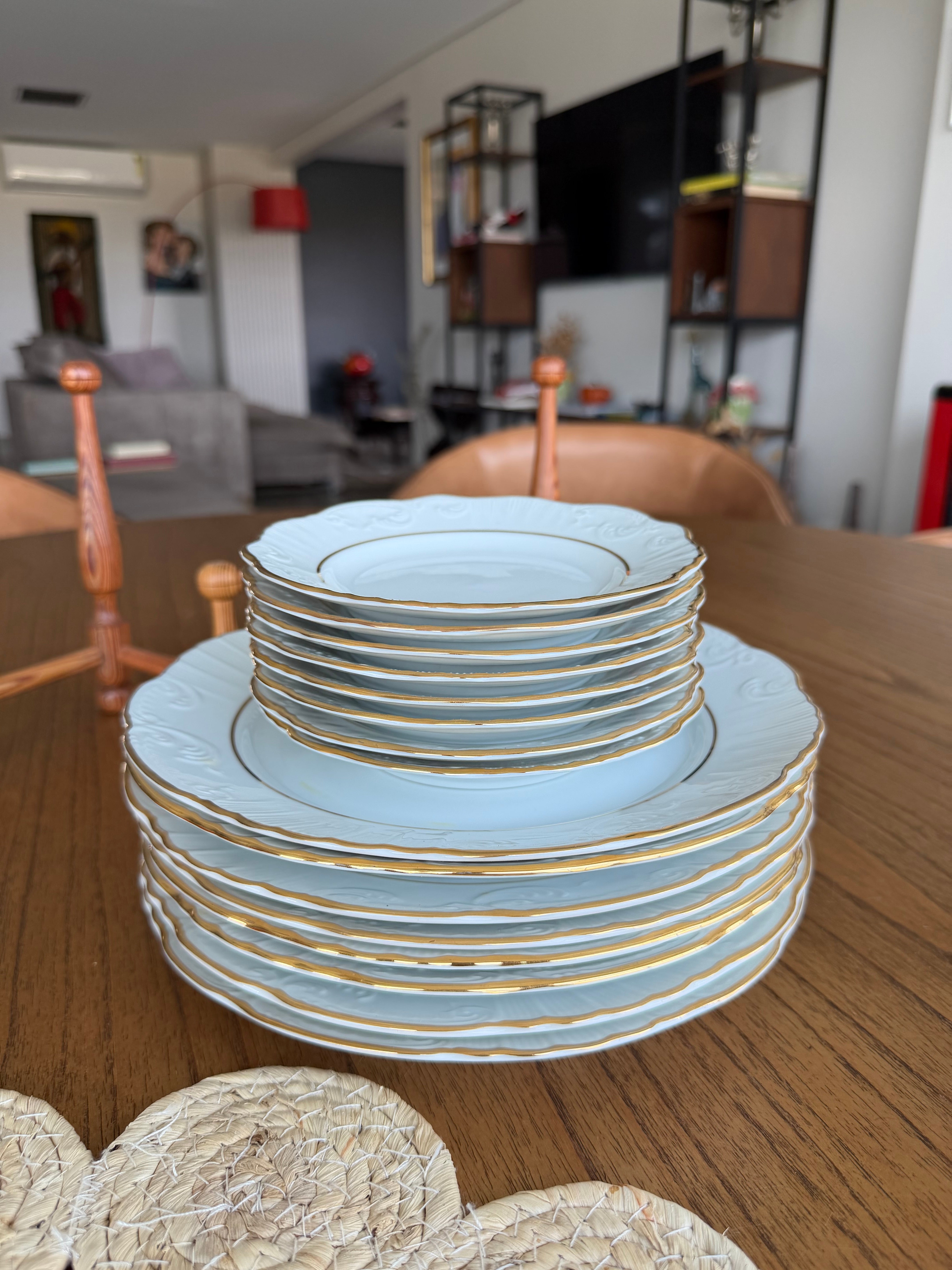 Serviço Porcelana vintage Vista Alegre Portugal com detalhes dourados - 8 lugares