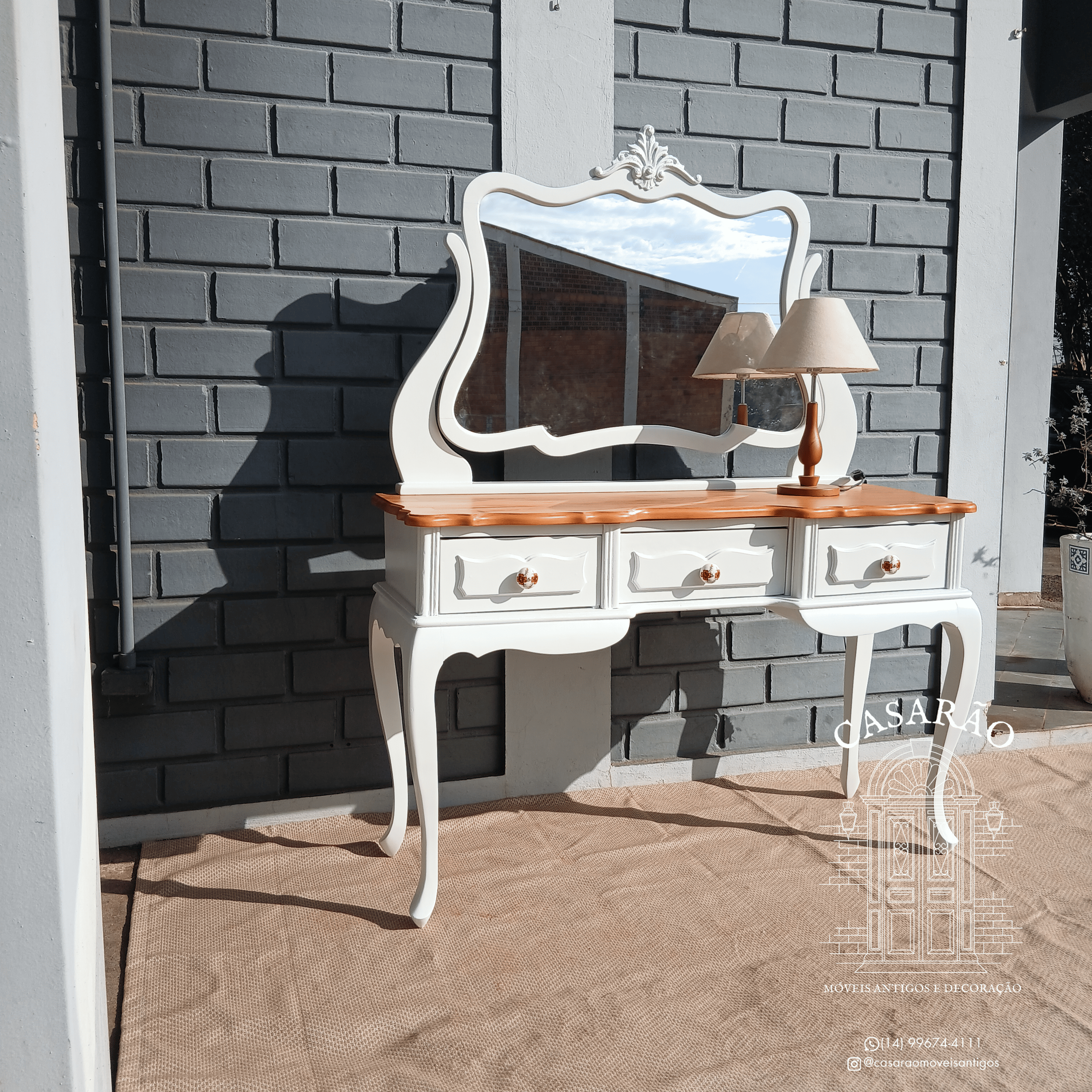 Penteadeira branca com tampo na madeira e 3 gavetas 