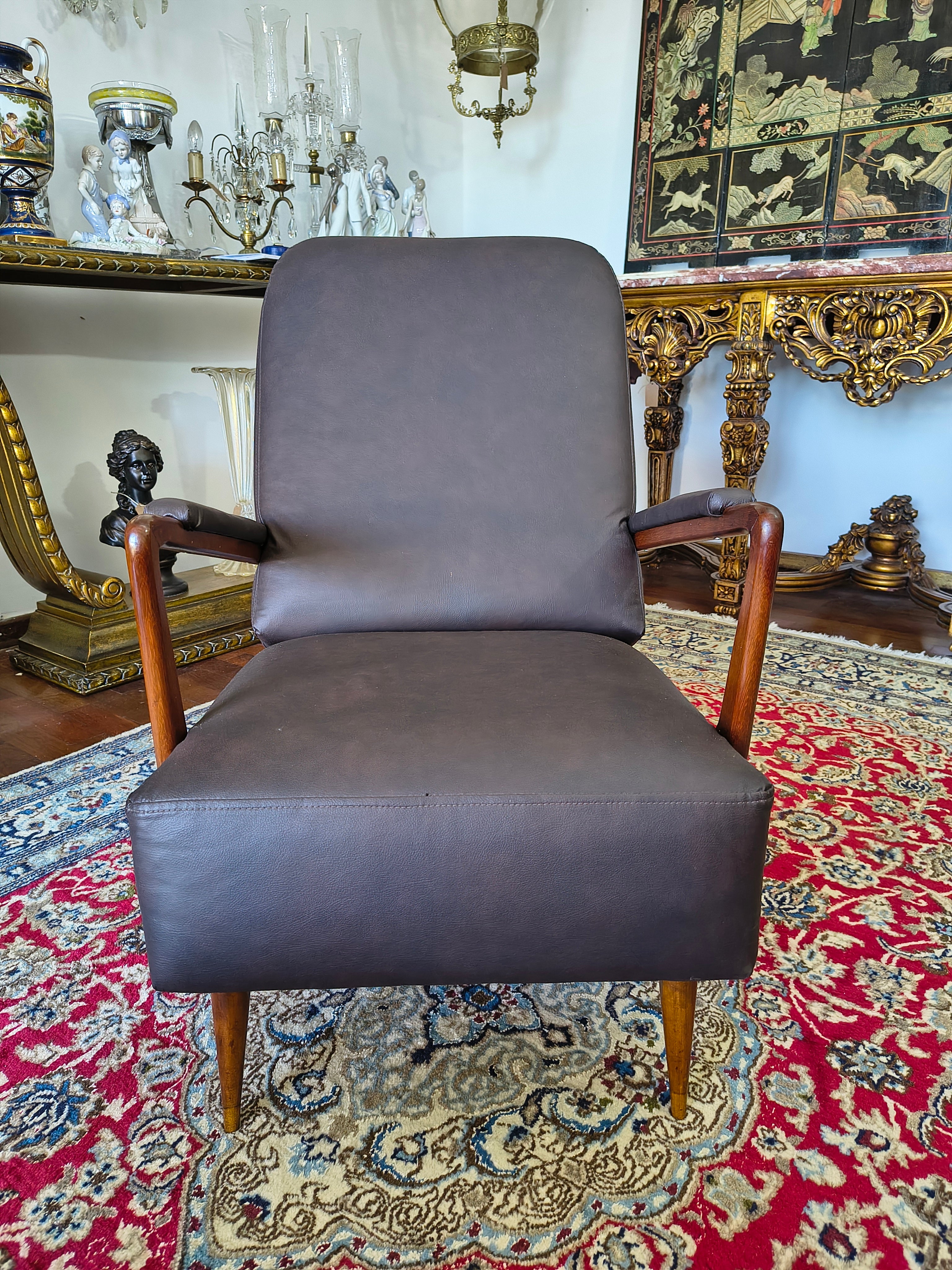 Cadeira de balanço design anos 50 com apoio de pé 