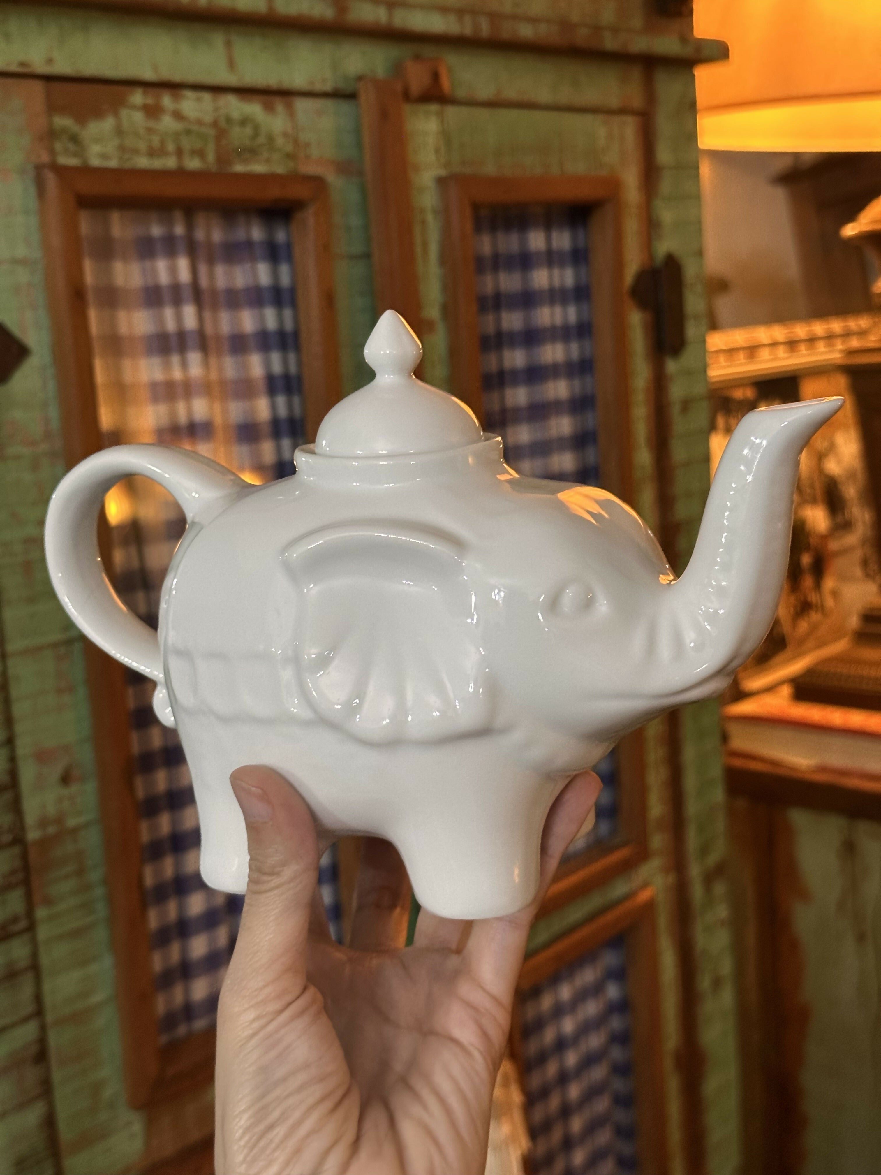 Bule lindeza de chá - com belo elefante em porcelana- Le Cordon Blue