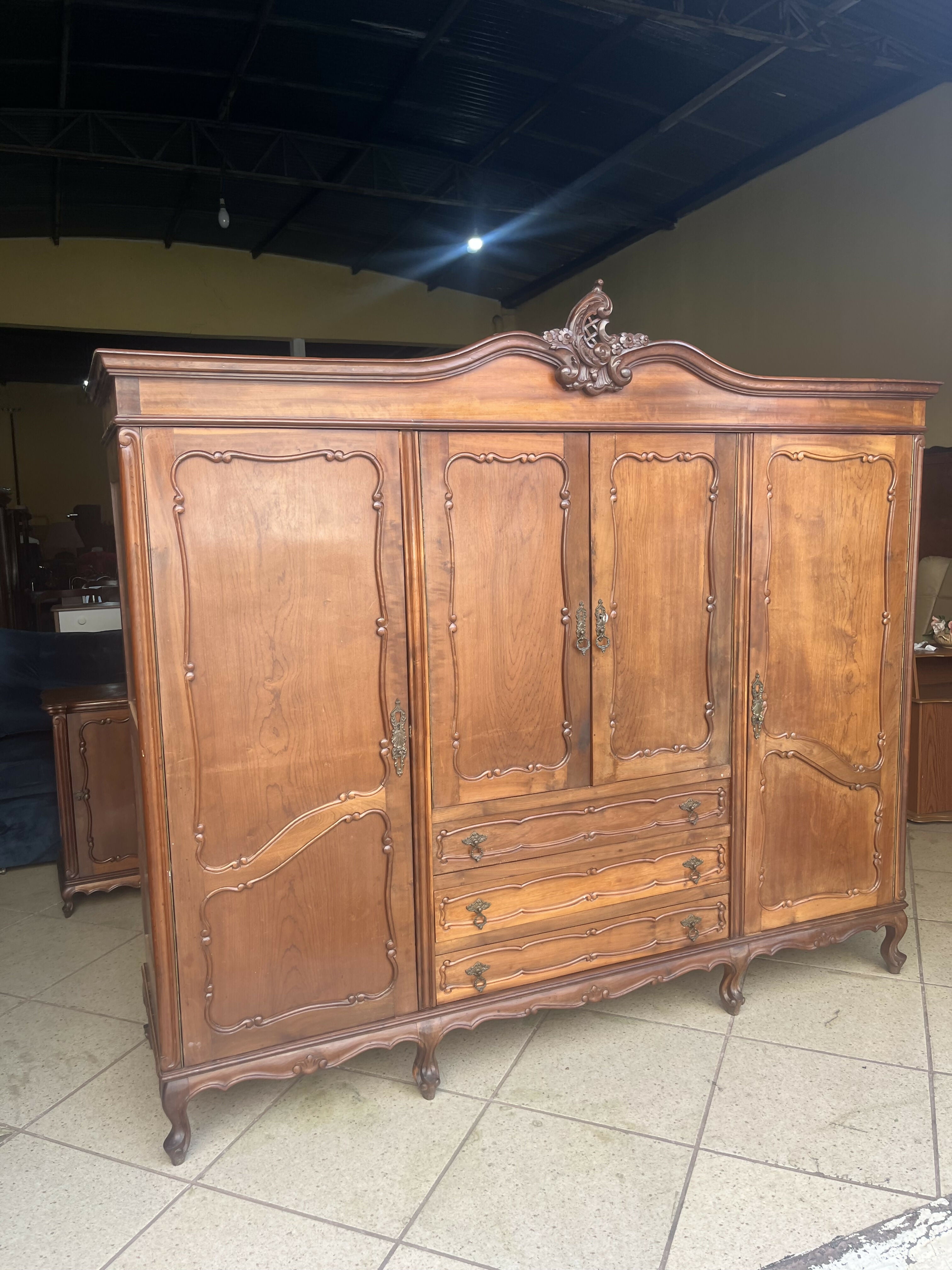 GUARDA ROUPAS DE CASAL ANTIGO PÉS DOM JOSÉ COM SELO