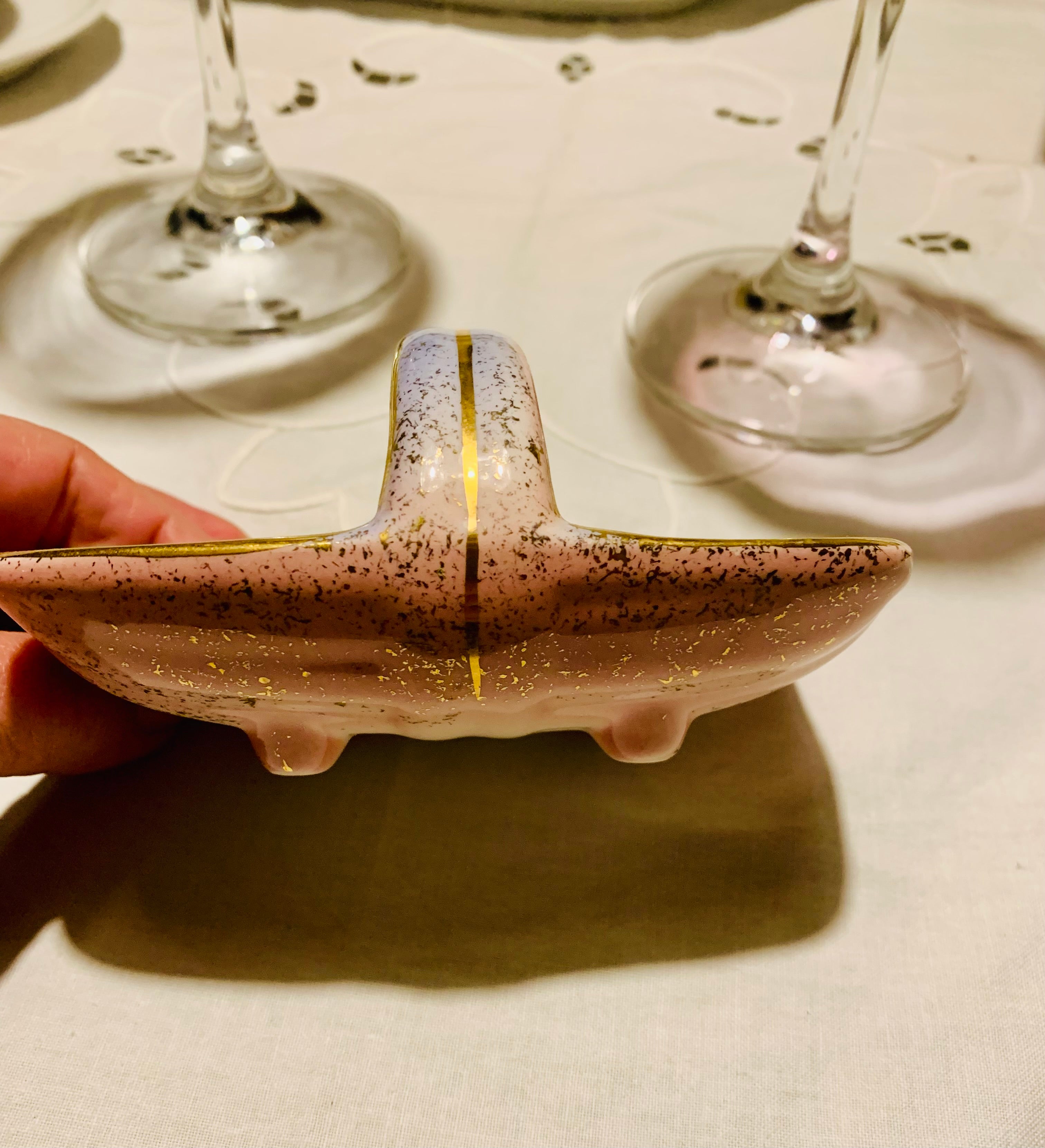 Linda e delicada cestinha em porcelana assinada com detalhes dourados 