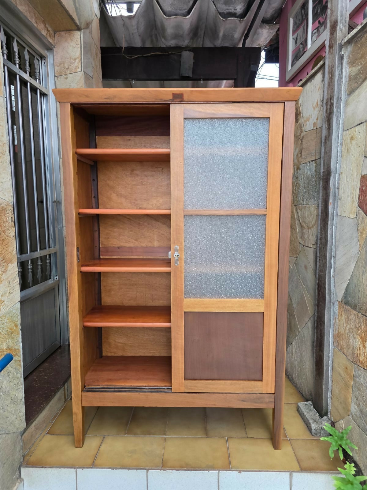 Armário / Livreiro miele, década de 60, possui 4 tábuas, vidro craquelado da época, chave, fechadura e selo.