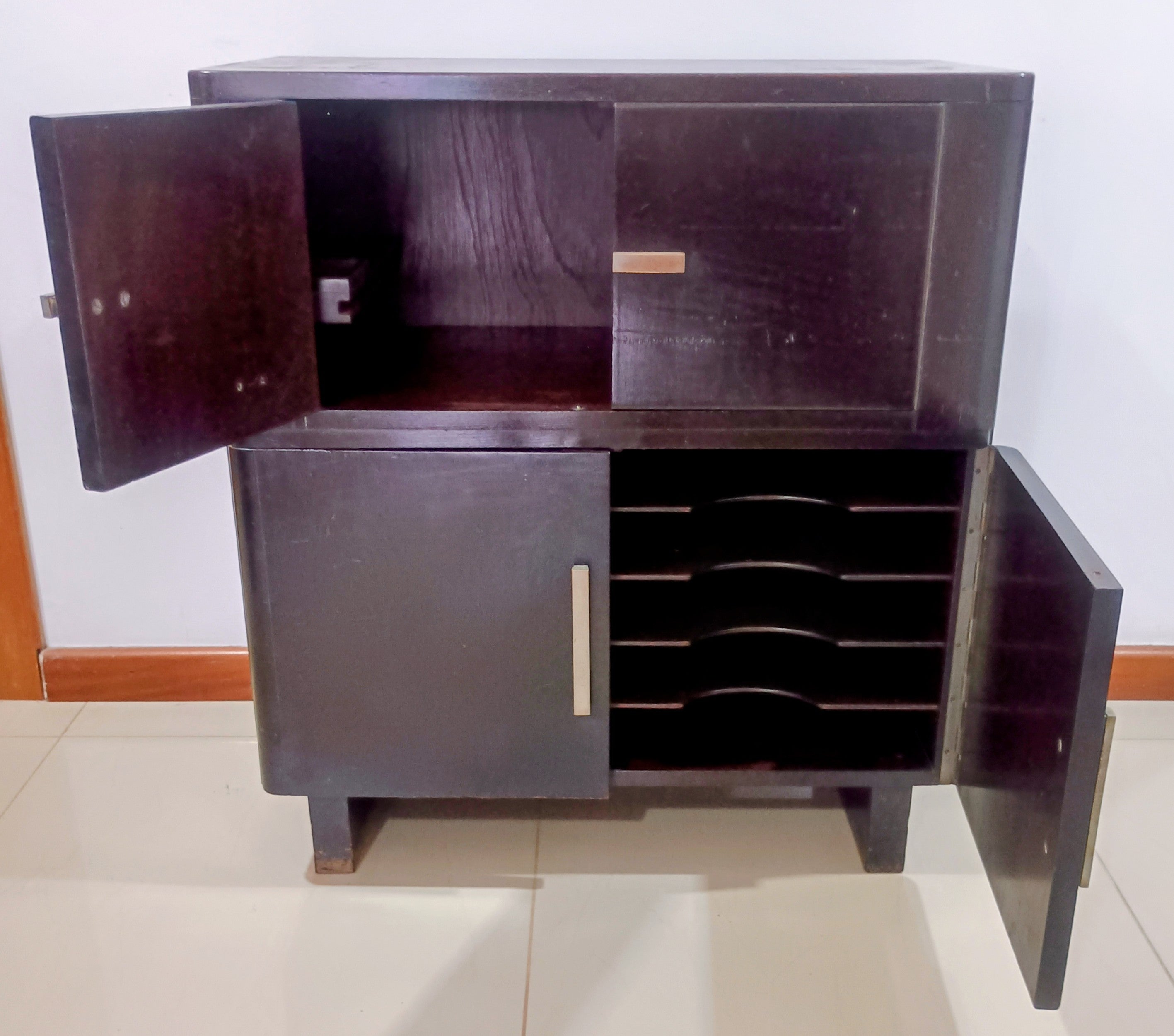 MÓVEL VINTAGE ANOS 50 (ANTIGO GABINETE DE VITROLA) em Madeira escura 