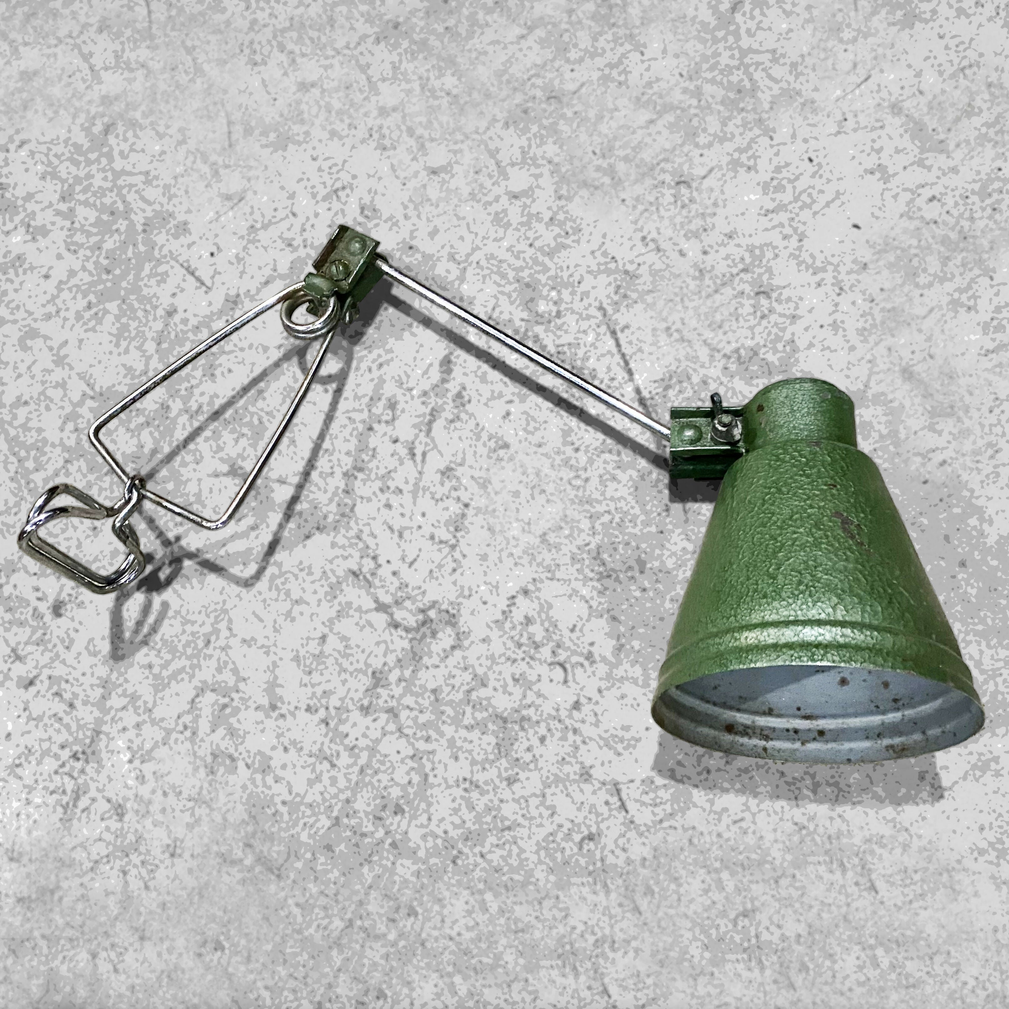 Luminária antiga com haste grampo