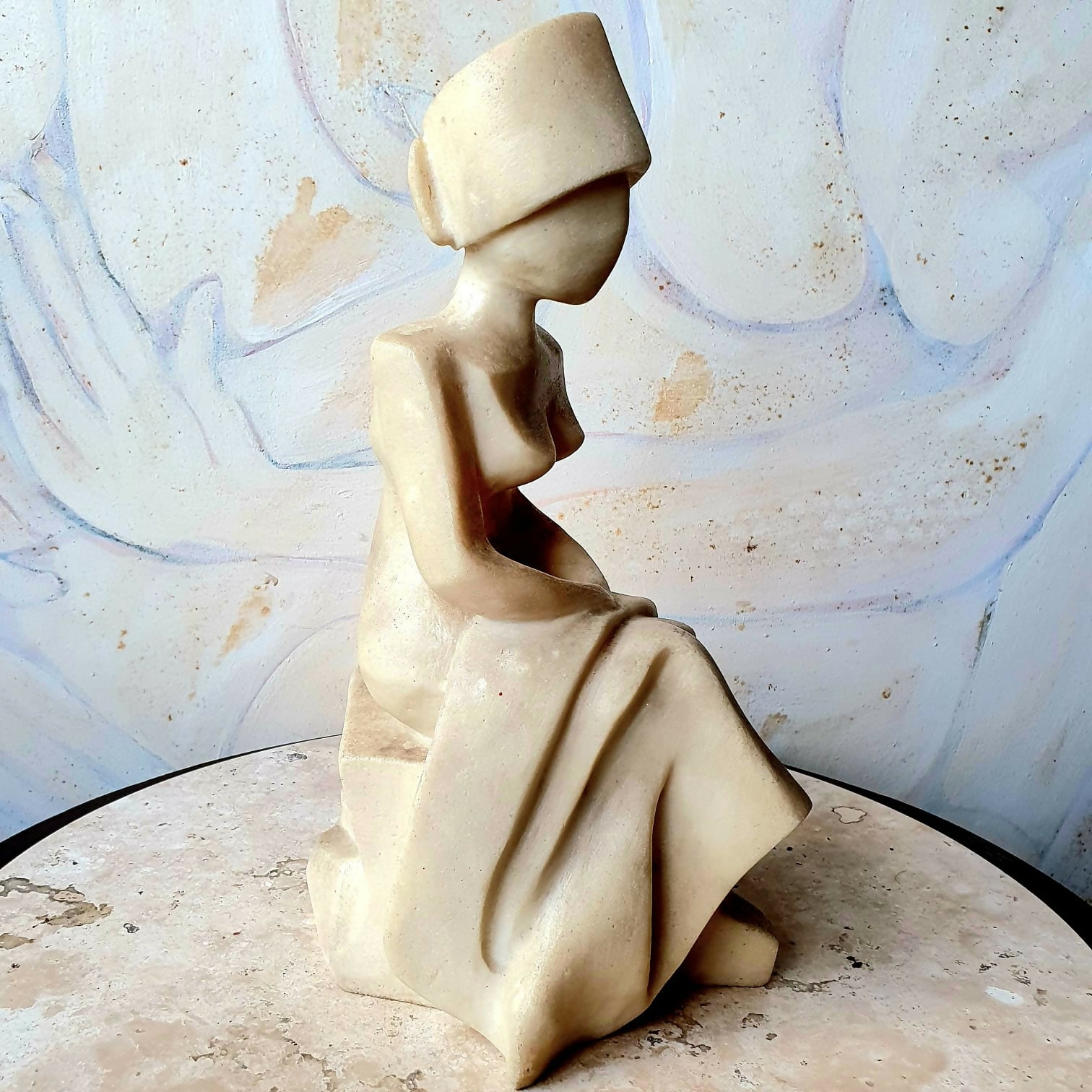 Escultura em resina e pasta de pedra representando "Figura Feminina " de Myrtis R.B.de Leoni Ramos