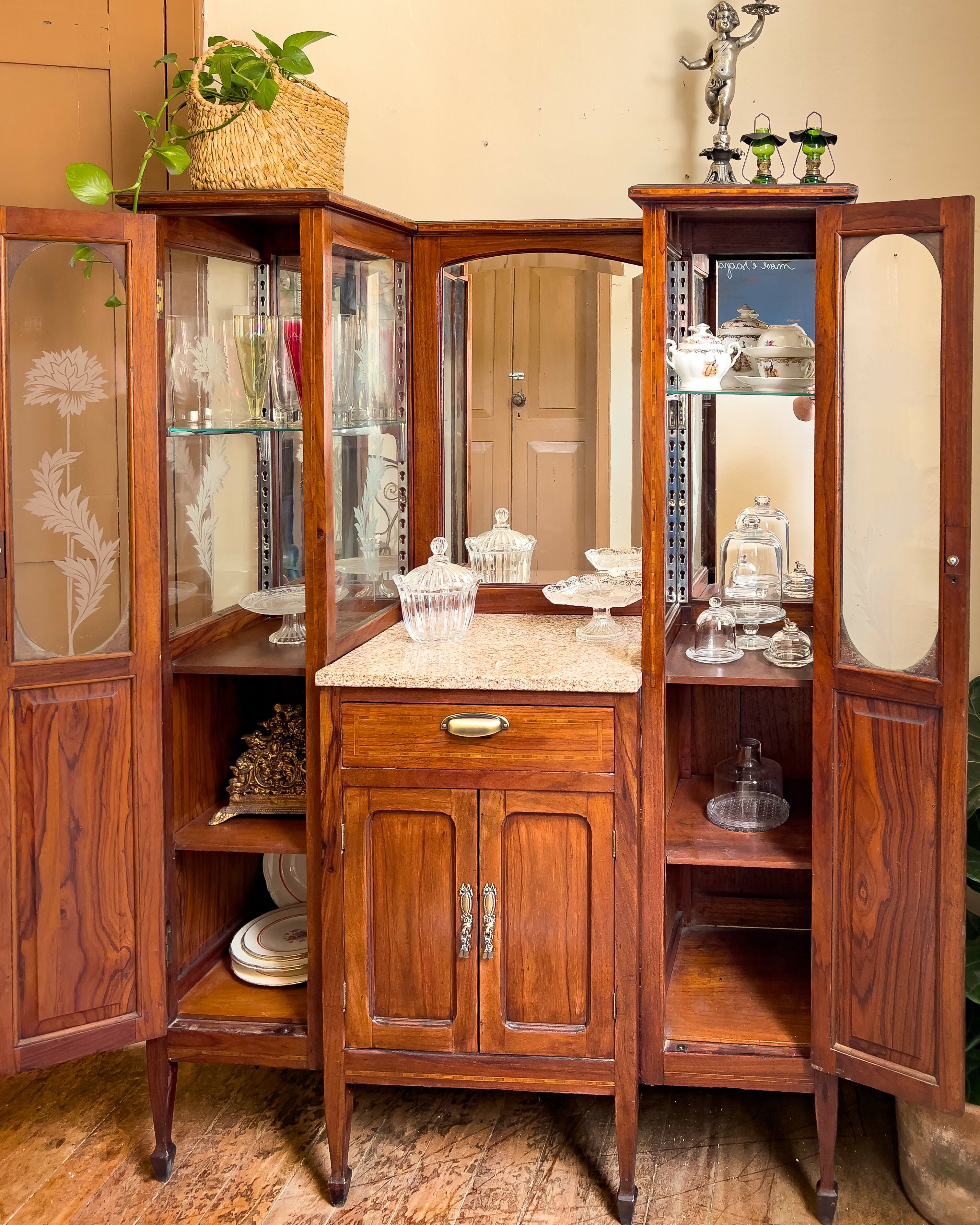 Cristaleira antiga art nouveau restaurada