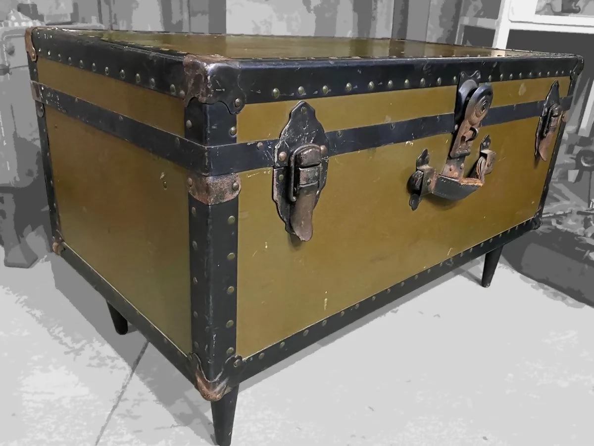 Baú antigo / Mesa de Centro com pé palito