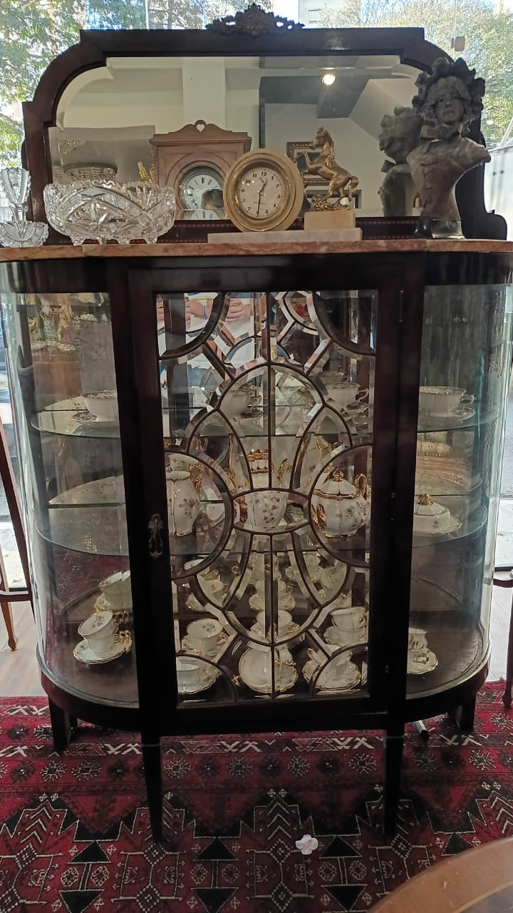 Cristaleira Clássica em Madeira com Espelho e Porta de Vidro Decorativos