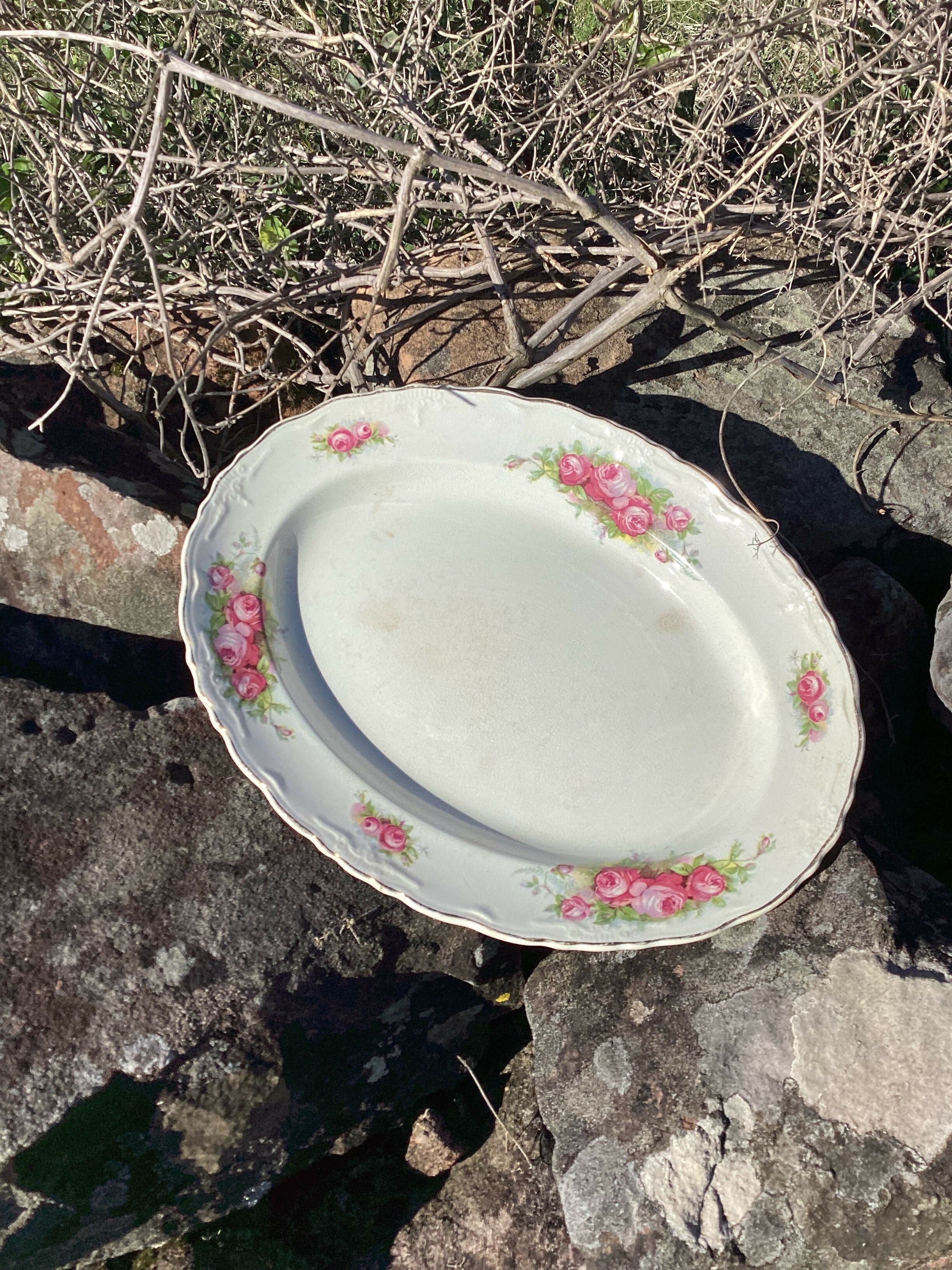 Mesa posta com charmosa travessa inglesa