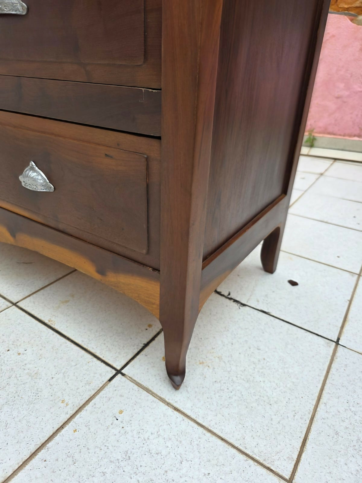 Cômoda de fazenda em imbuia maciça, possui 5 gavetas com puxadores concha.