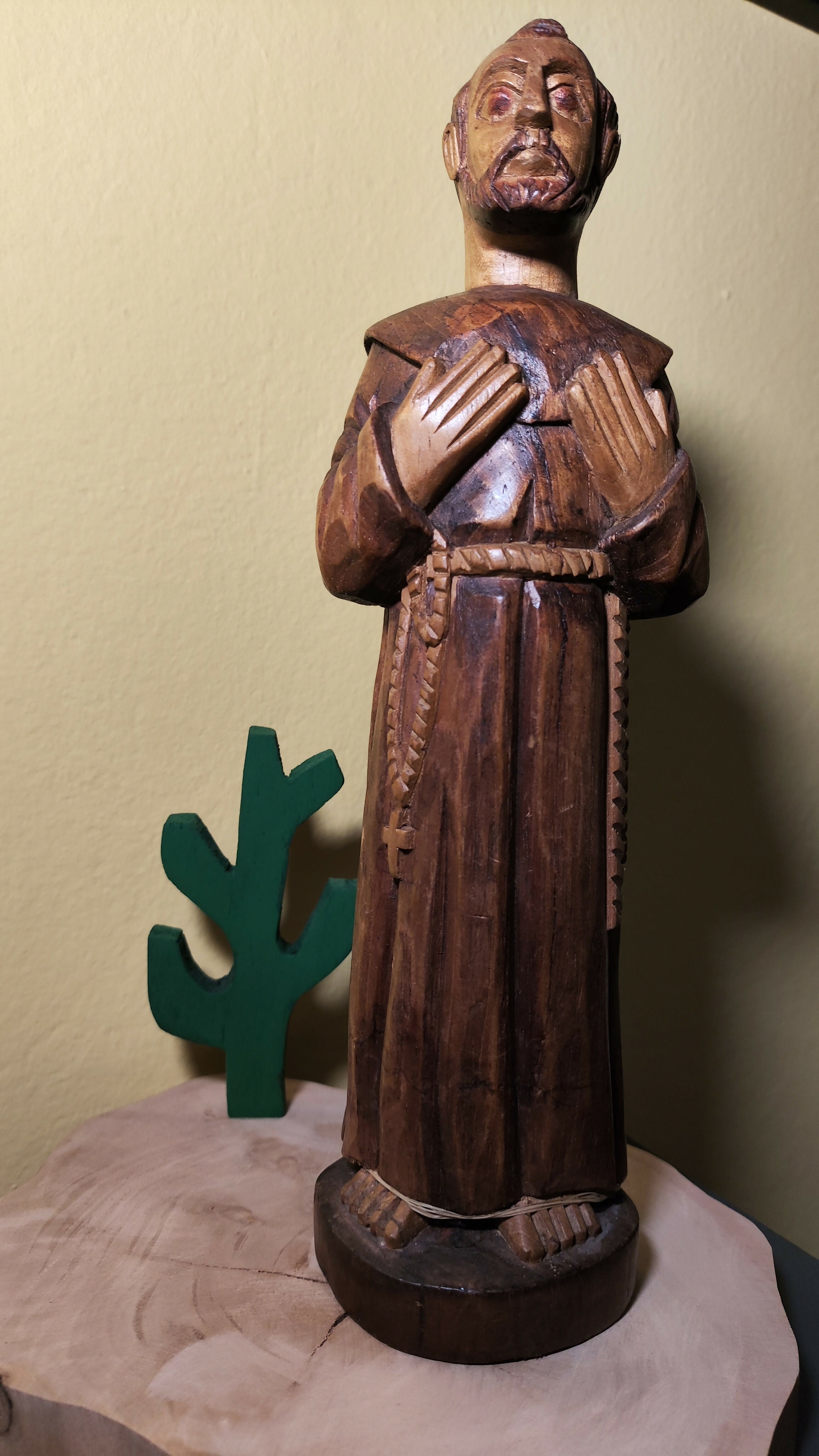 Linda escultura de São Francisco em madeira