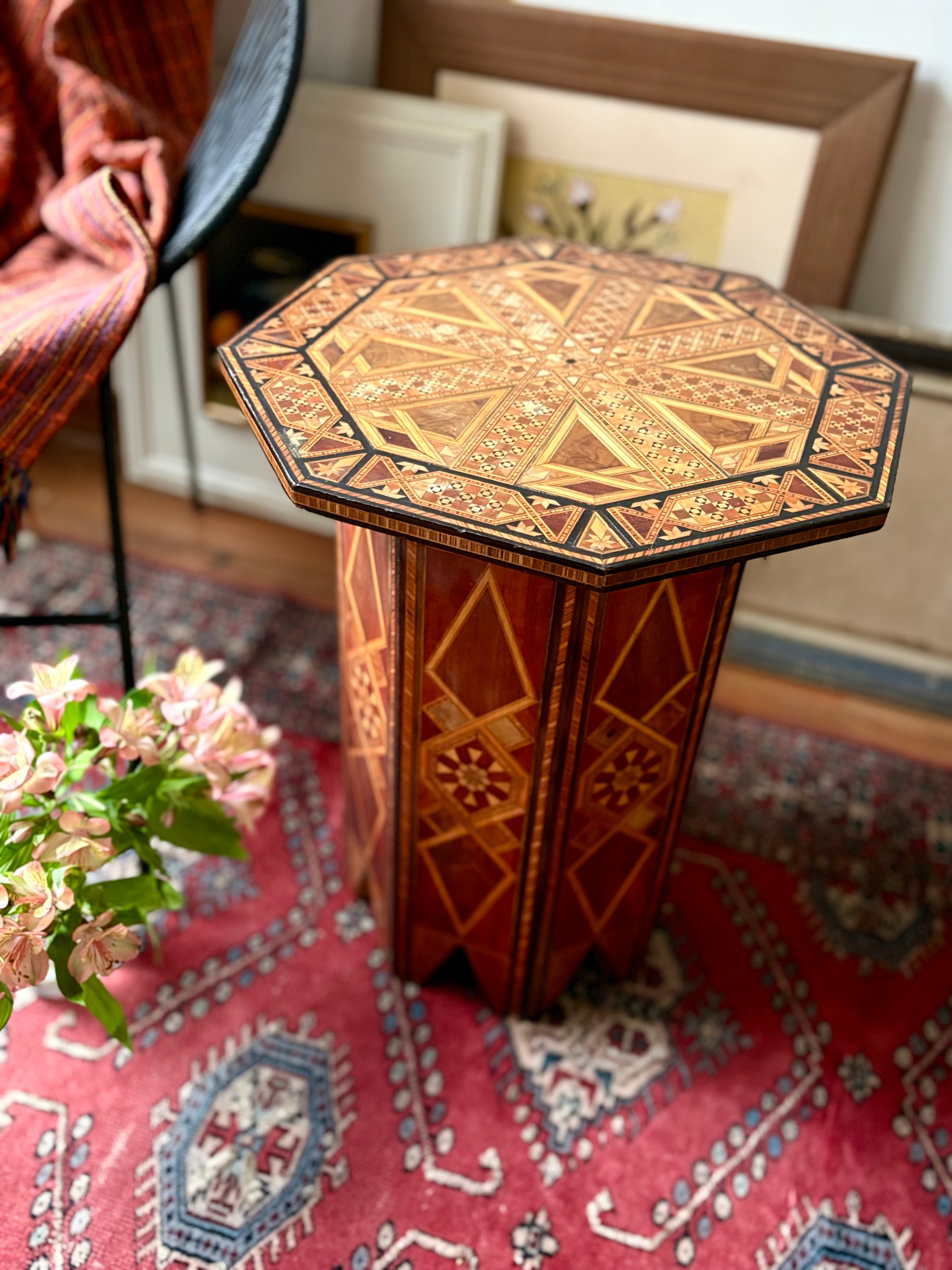 Mesa lateral oriental com marchetaria