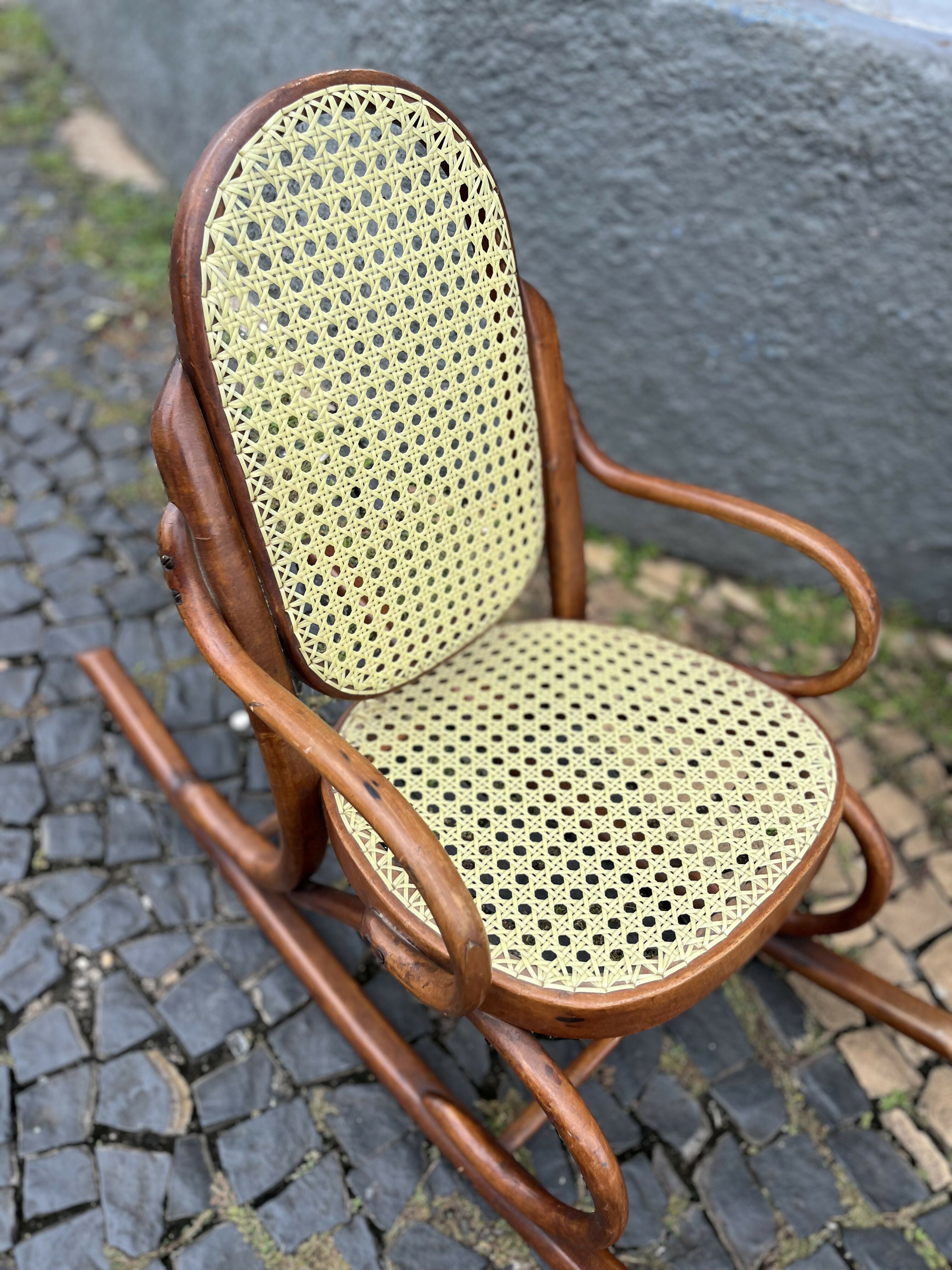 Cadeira infantil balanço estilo austríaco Thonet palhinha muito conservada