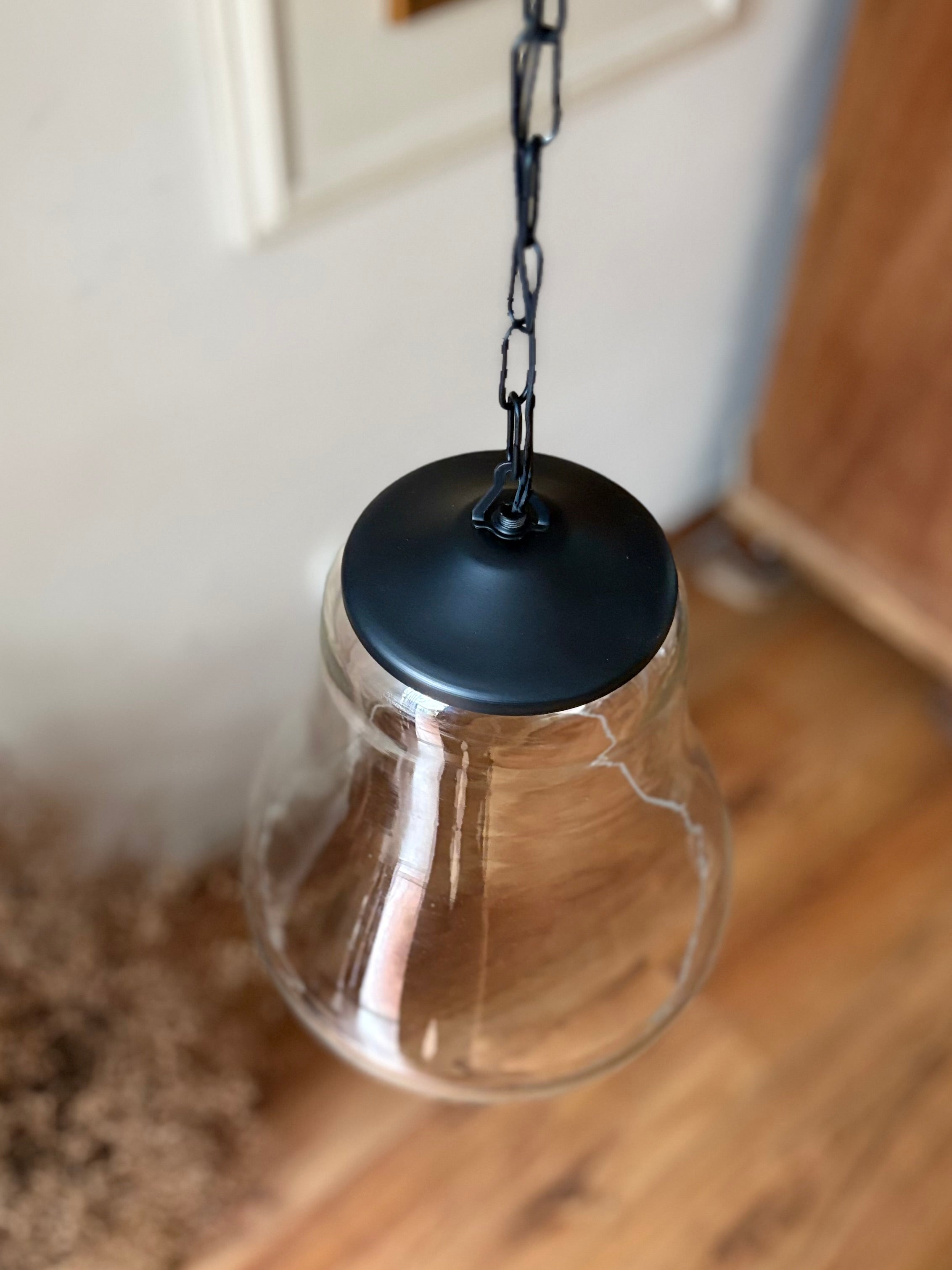 Luminária pendente com cúpula de vidro bojudo 