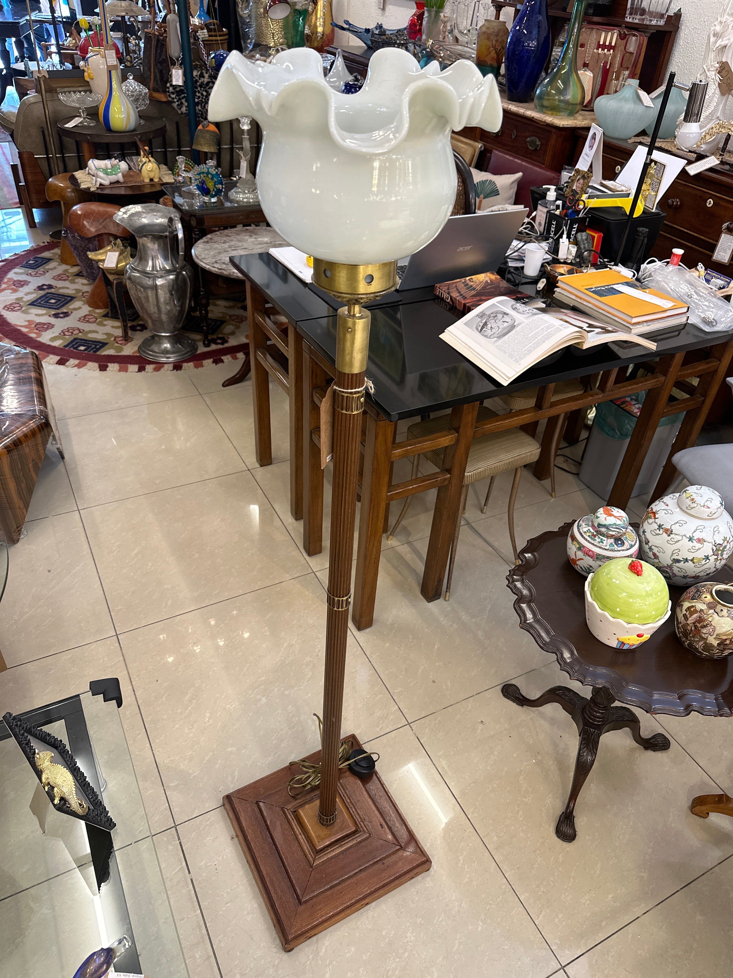 Luminária de Piso Art Deco com base quadrada em madeira e cúpula em vidro fosco 
