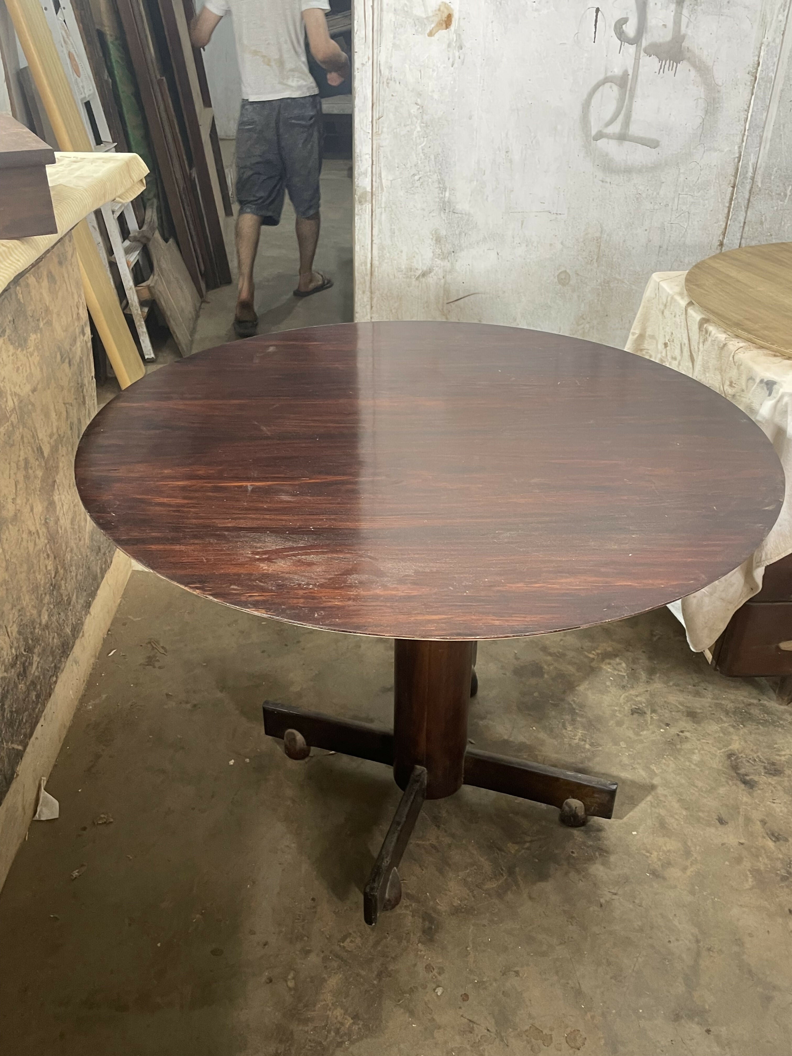 Mesa de Jantar Redonda de Época em Imbuia Maciça