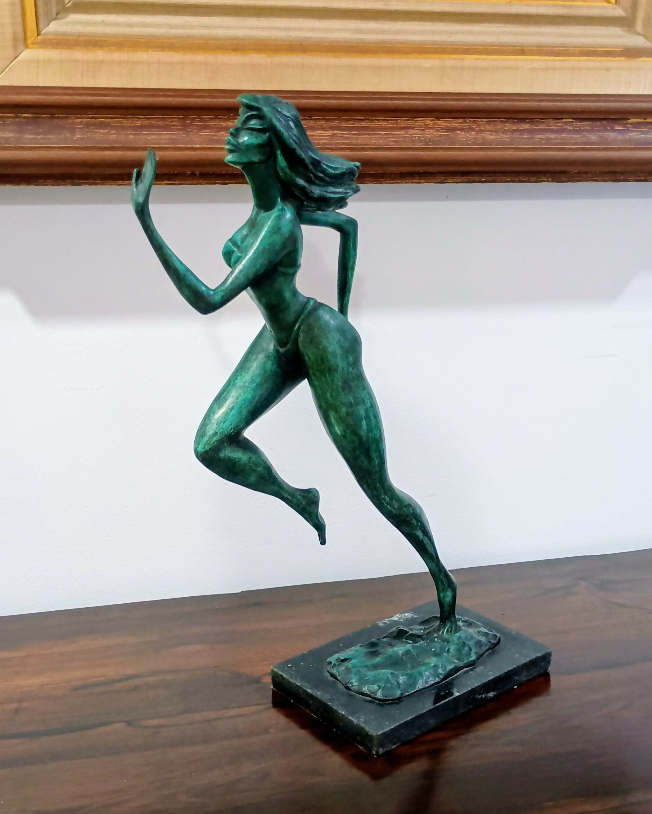 Escultura em bronze assinada e numerada de Mulher correndo - Cartunista Lan