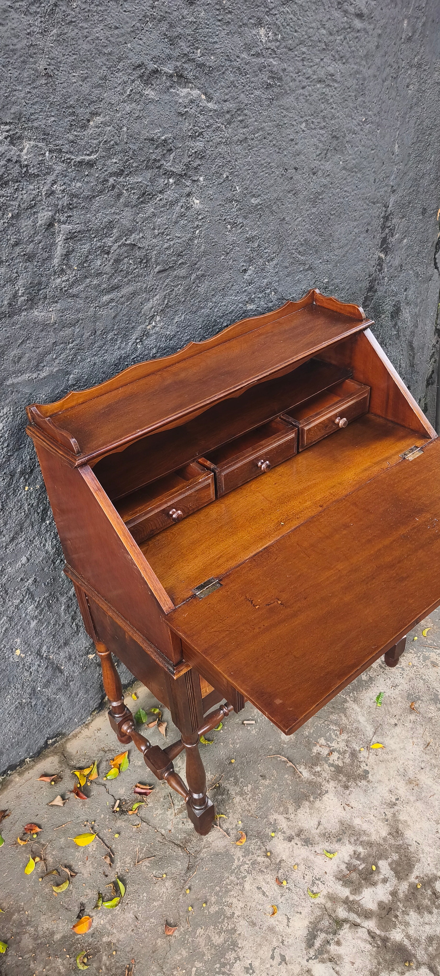 Escrivaninha Birô / Papeleira estilo Colonial em madeira escura - restaurada 