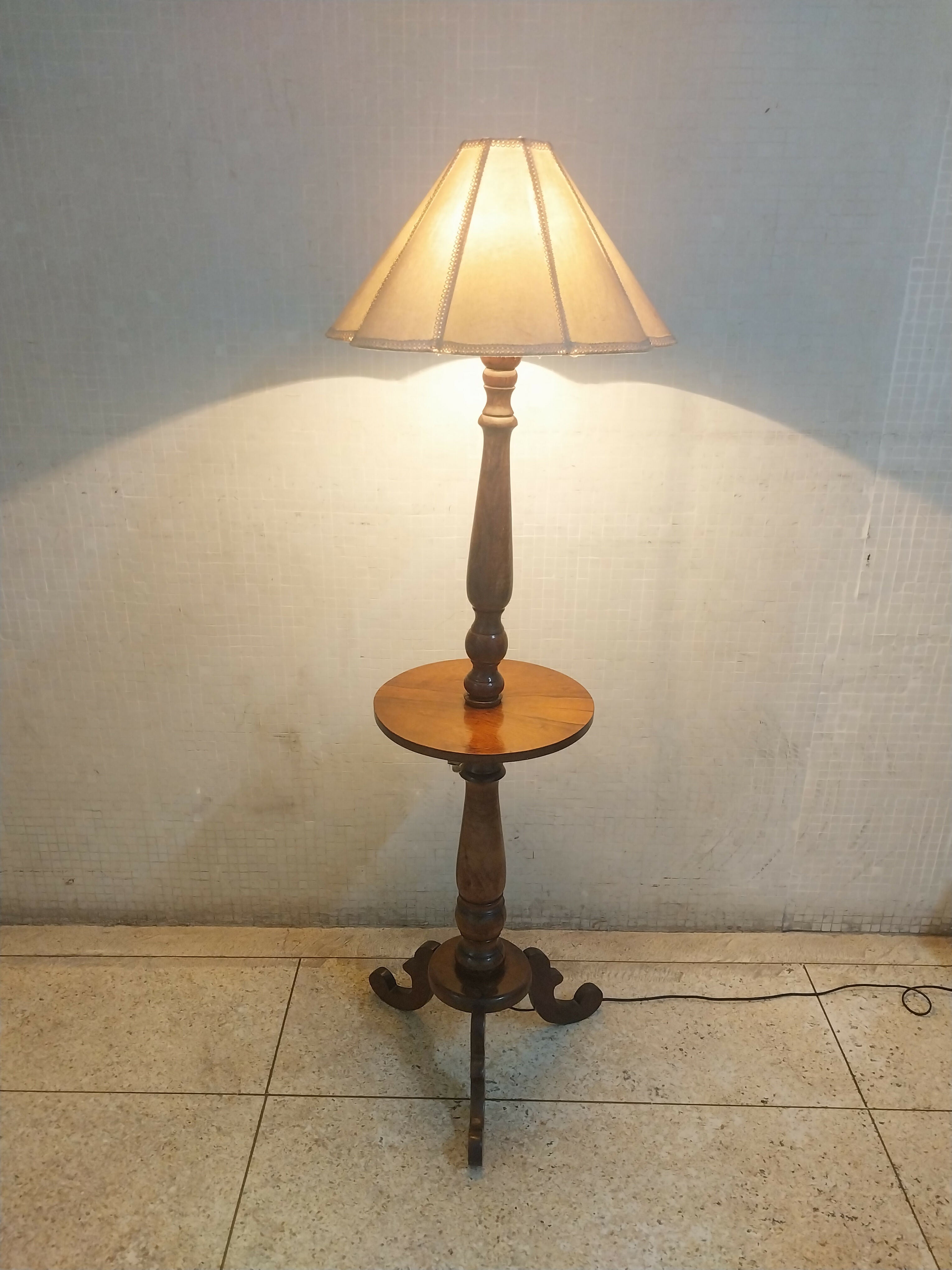 Luminária de Piso Estilo colonial com Mesinha